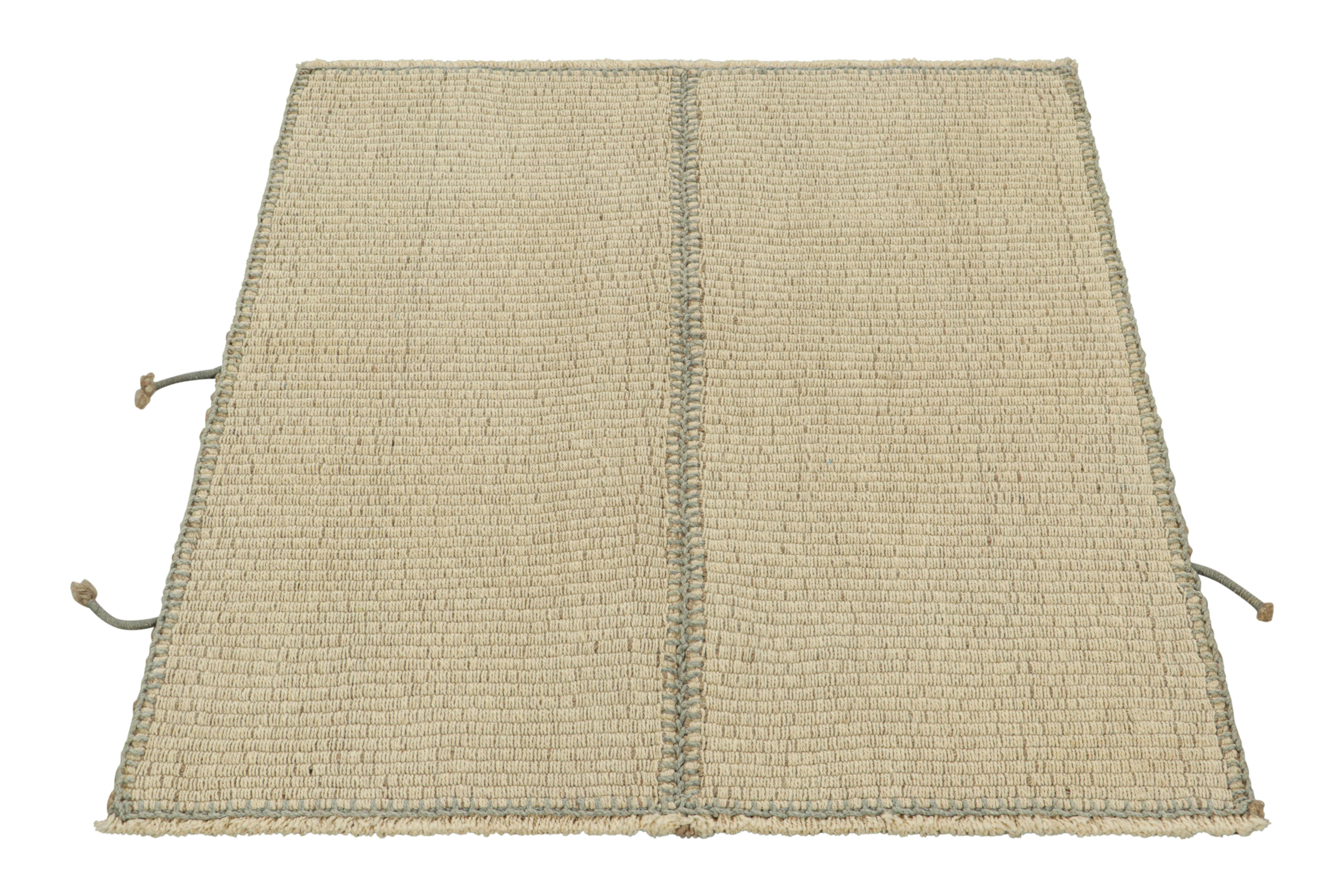 Tessuto a mano Rug & Kilim è un kilim contemporaneo a strisce color crema, bianco e blu. in vendita