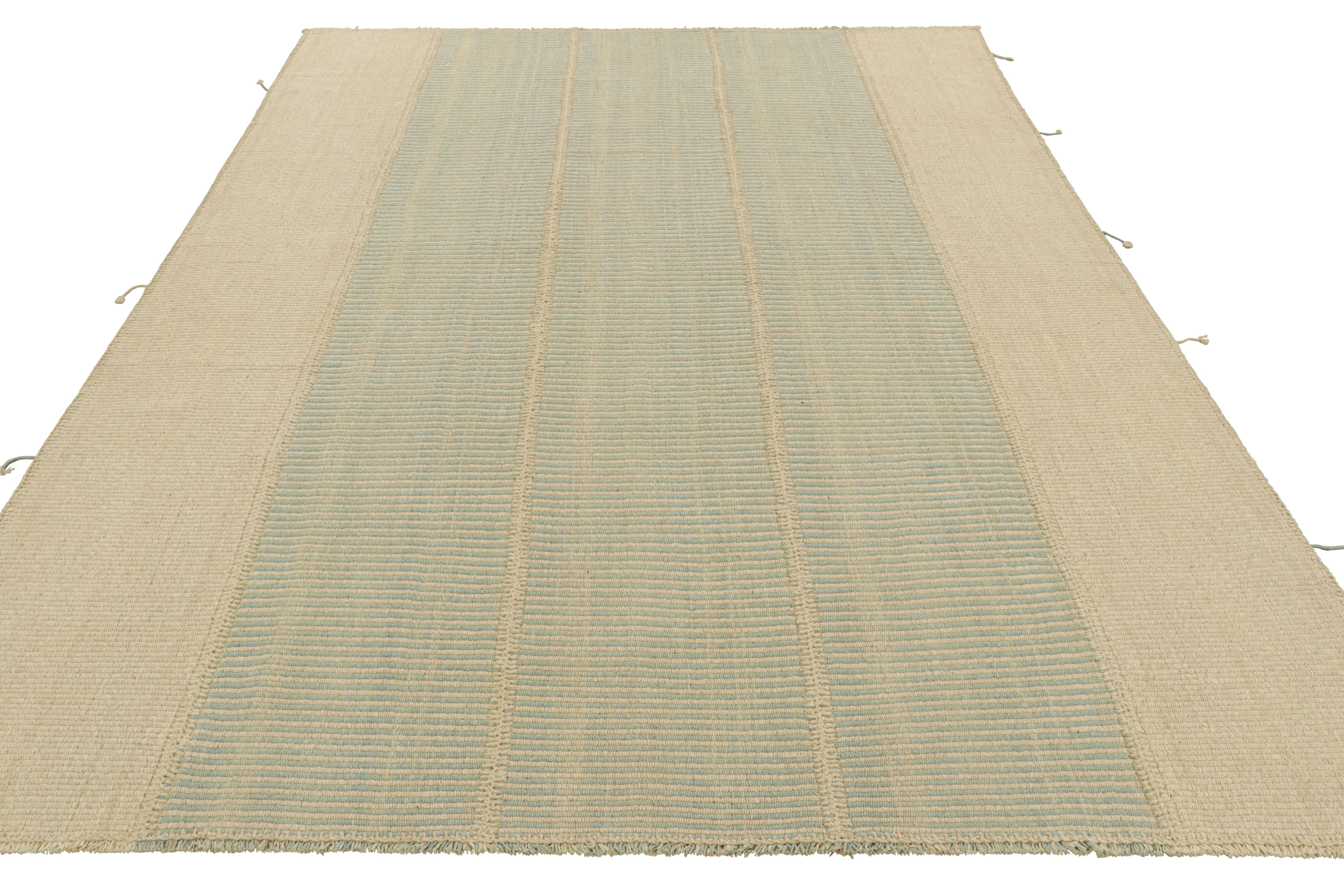 Tissé à la main Rug & Kilim's Contemporary Kilim in Cream White and Blue Textural Stripes (Kilim contemporain à rayures texturées crème, blanches et bleues) en vente
