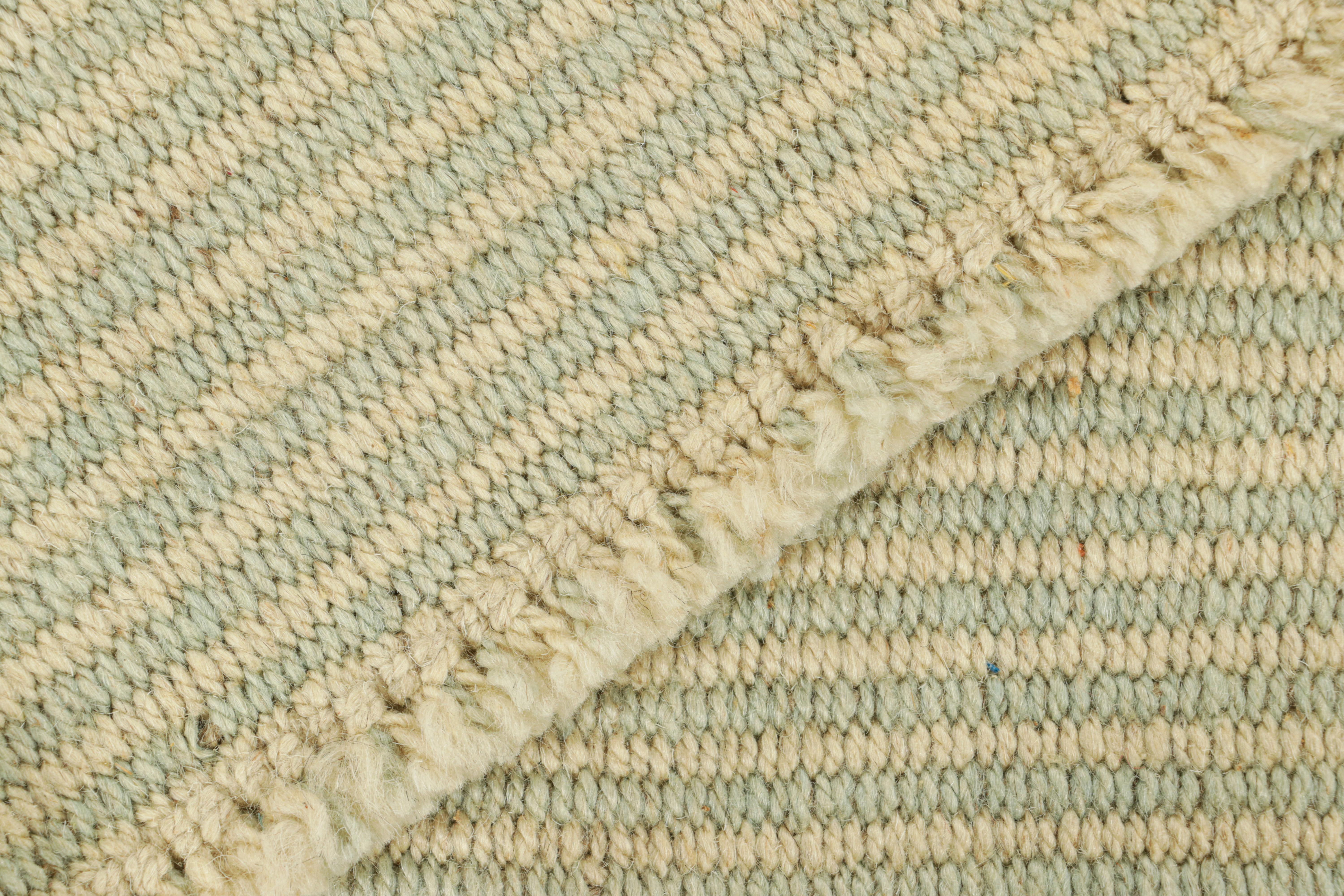 XXIe siècle et contemporain Rug & Kilim's Contemporary Kilim in Cream White and Blue Textural Stripes (Kilim contemporain à rayures texturées crème, blanches et bleues) en vente