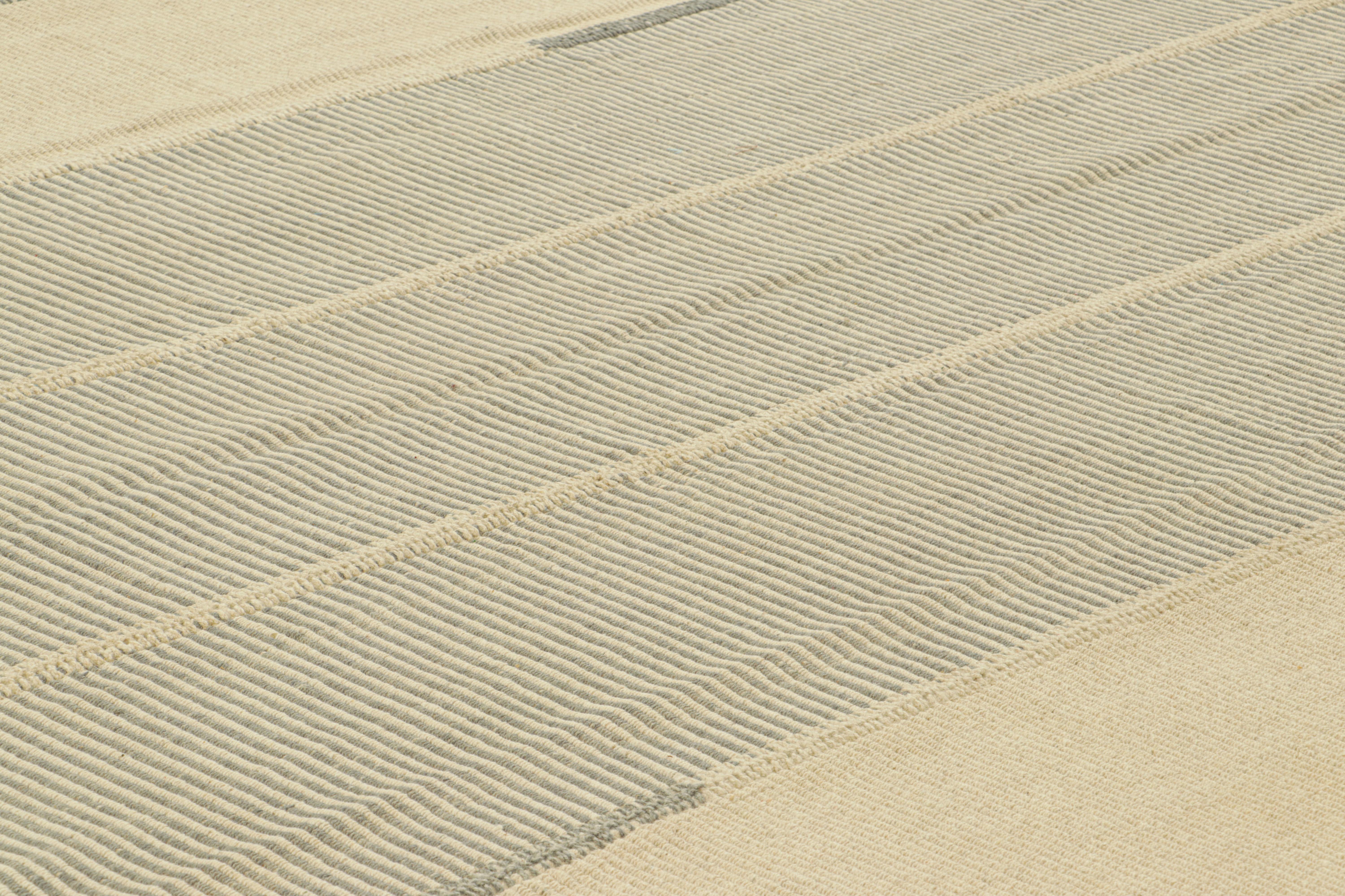 Dieser handgewebte 9x11-Kilim aus Wolle stammt aus einer neuen, erfindungsreichen, modernen Flachgewebe-Kollektion von Rug & Kilim.

Über das Design: 

Diese liebevoll Rez Kilims