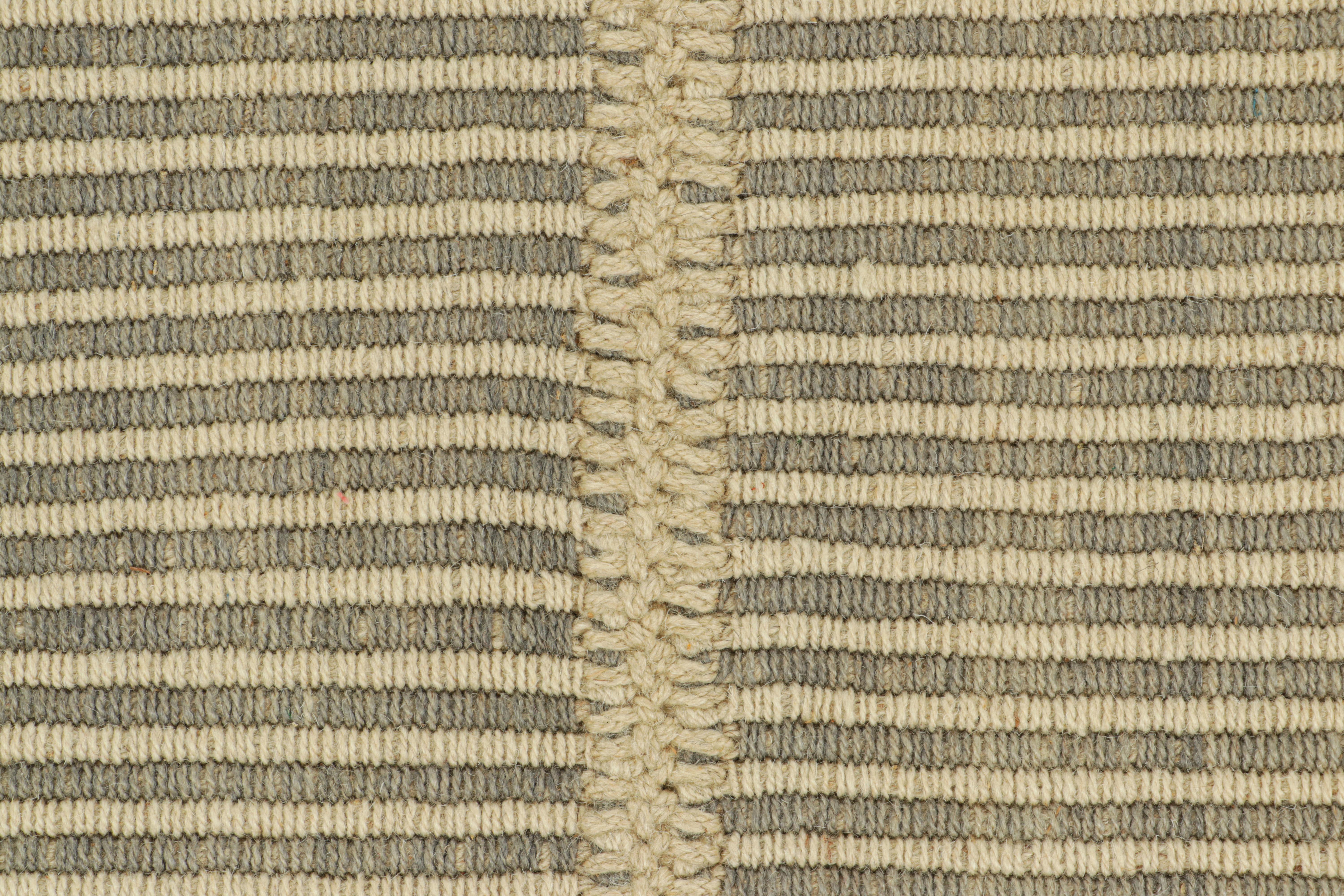 Moderno Rug & Kilim è un kilim contemporaneo a strisce color crema, bianco e grigio. in vendita