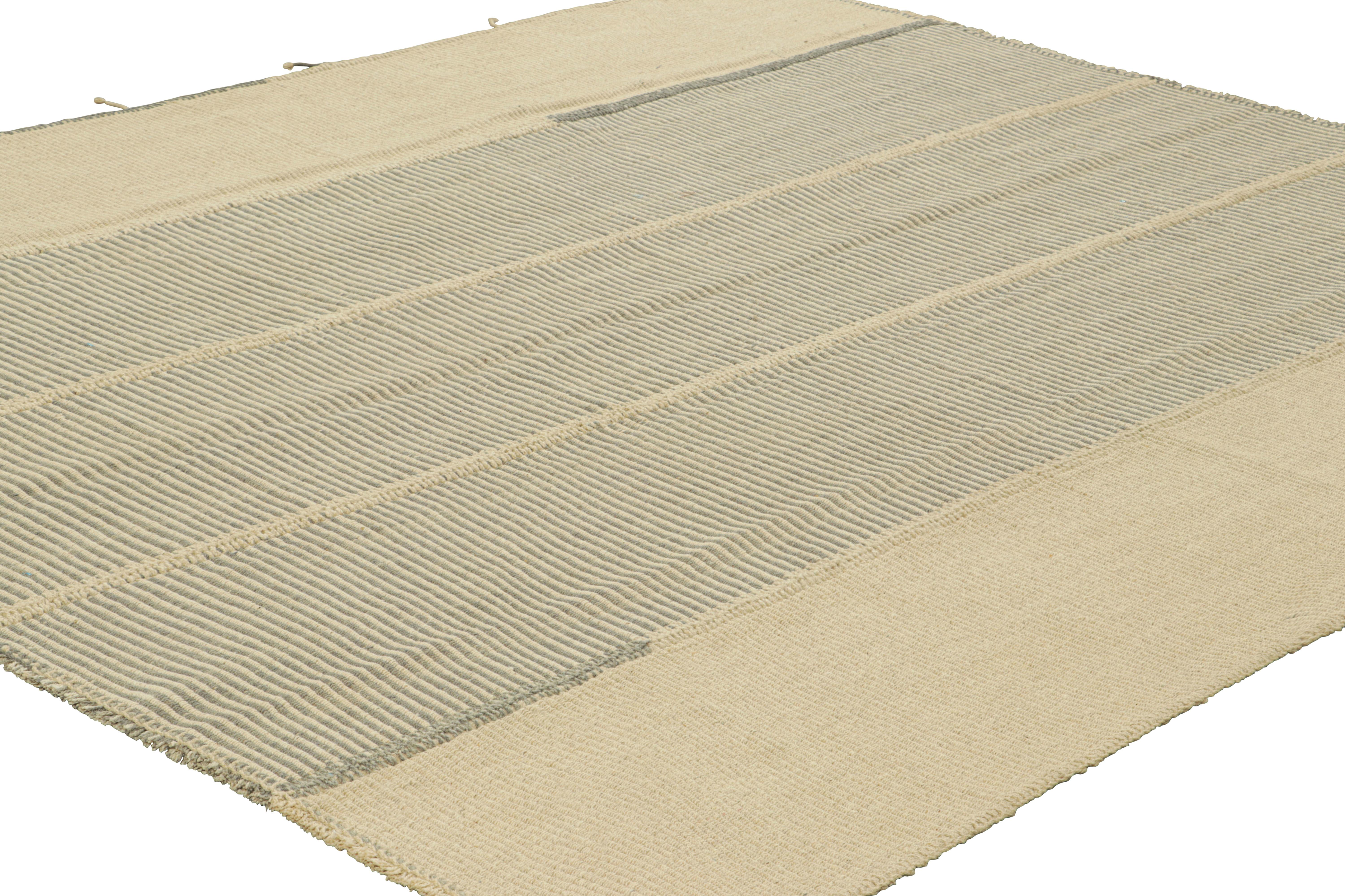 Afghano Rug & Kilim è un kilim contemporaneo a strisce color crema, bianco e grigio. in vendita