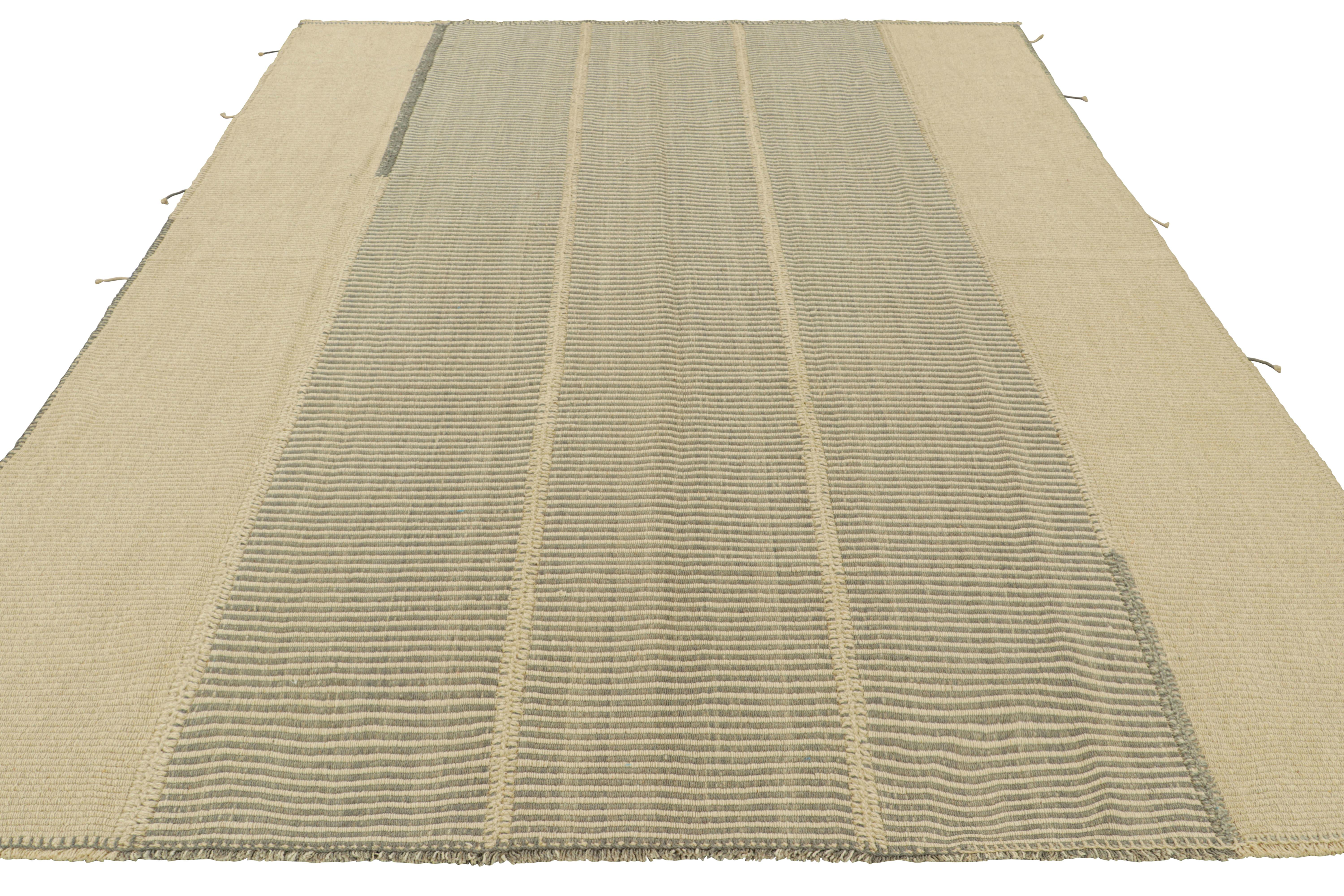 Tessuto a mano Rug & Kilim è un kilim contemporaneo a strisce color crema, bianco e grigio. in vendita