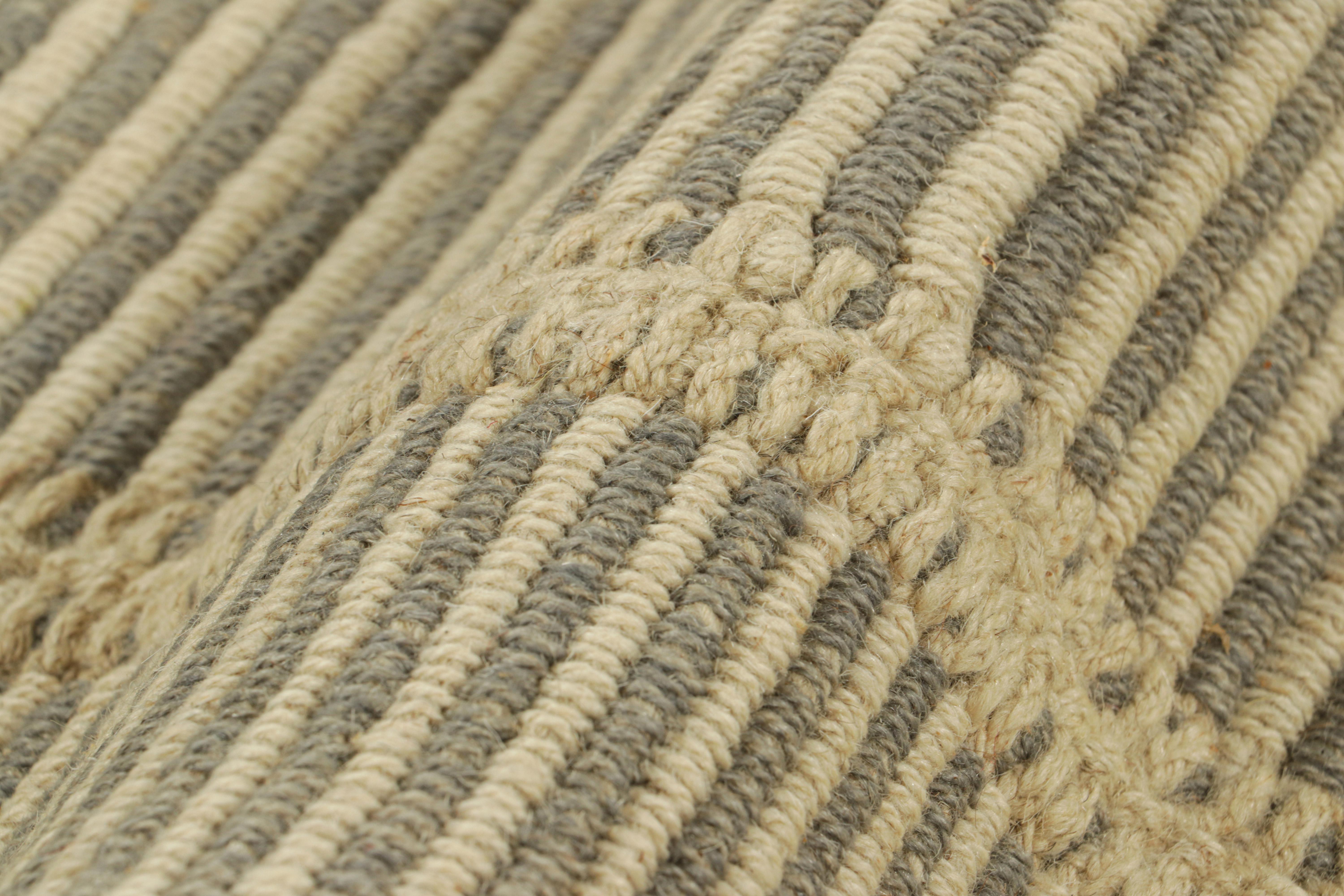 Rug & Kilim's Contemporary Kilim in Cremeweiß und grauen Strukturstreifen im Zustand „Neu“ im Angebot in Long Island City, NY