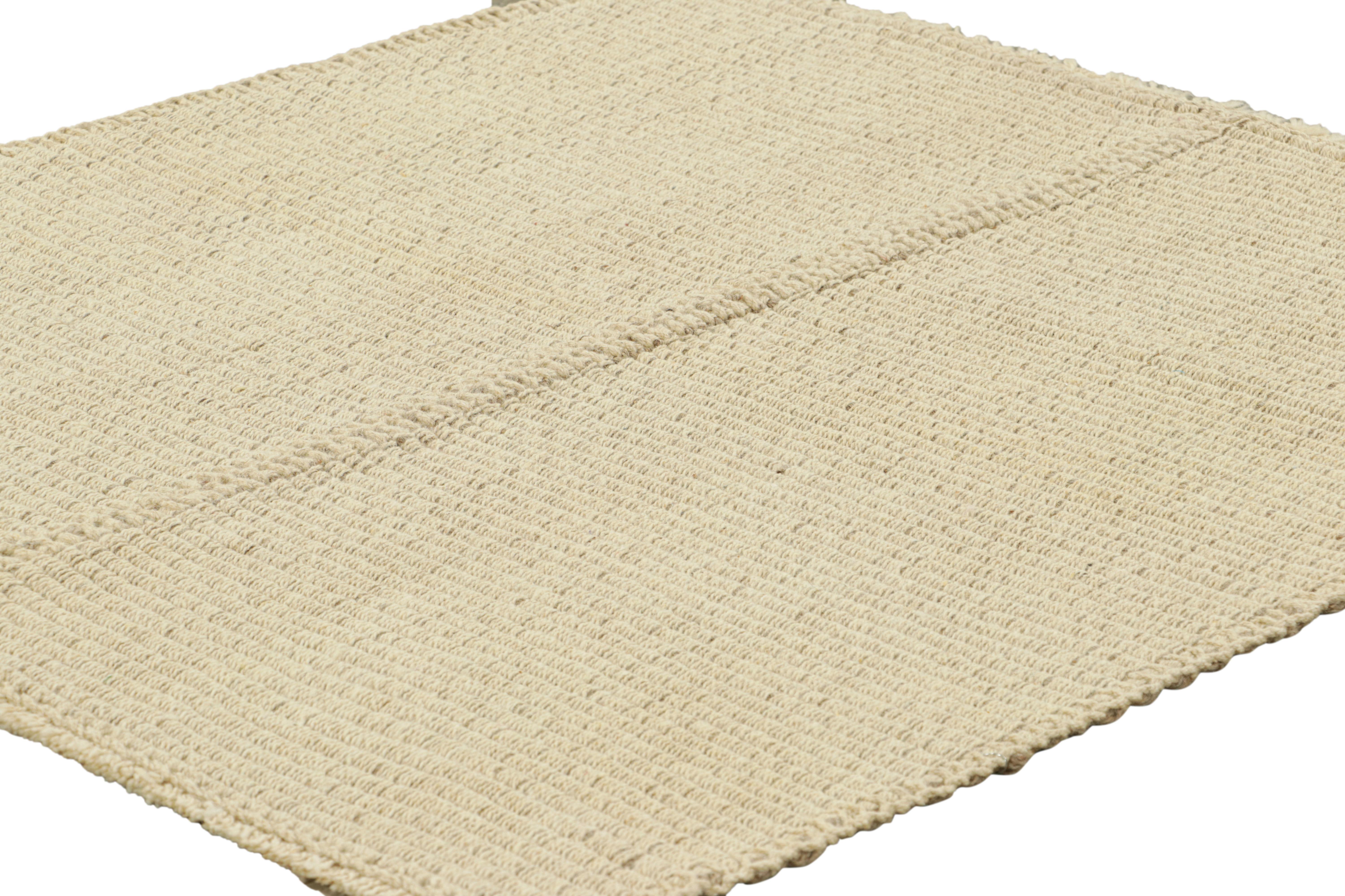 Moderne Rug & Kilim's Contemporary Kilim in Cream White Textural Stripes (Kilim contemporain à rayures texturées crème et blanc) en vente