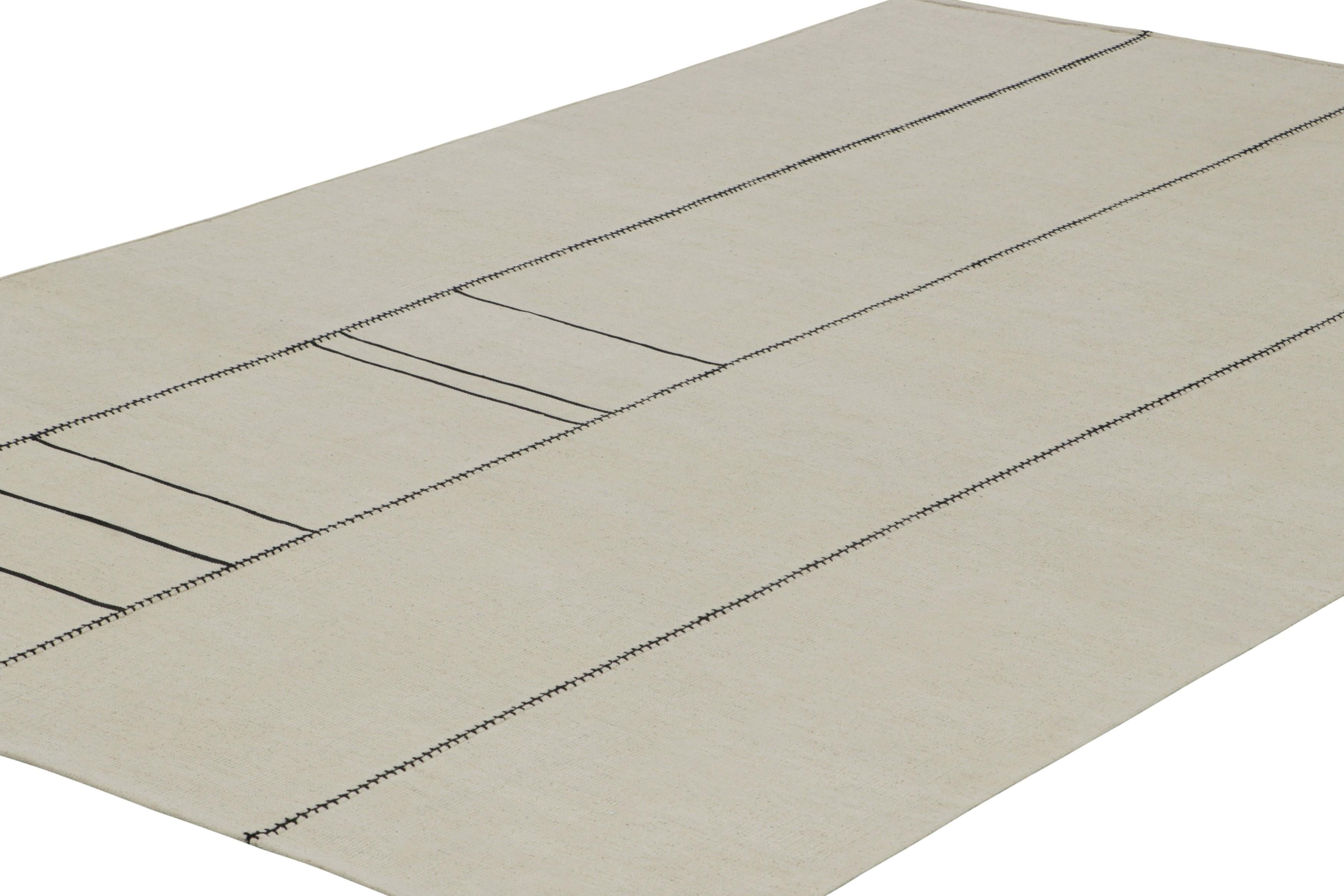 Tissé à la main Rug & Kilim's Contemporary Kilim in Cream with Black Striped Patterns (Kilim contemporain en crème avec motifs rayés noirs) en vente