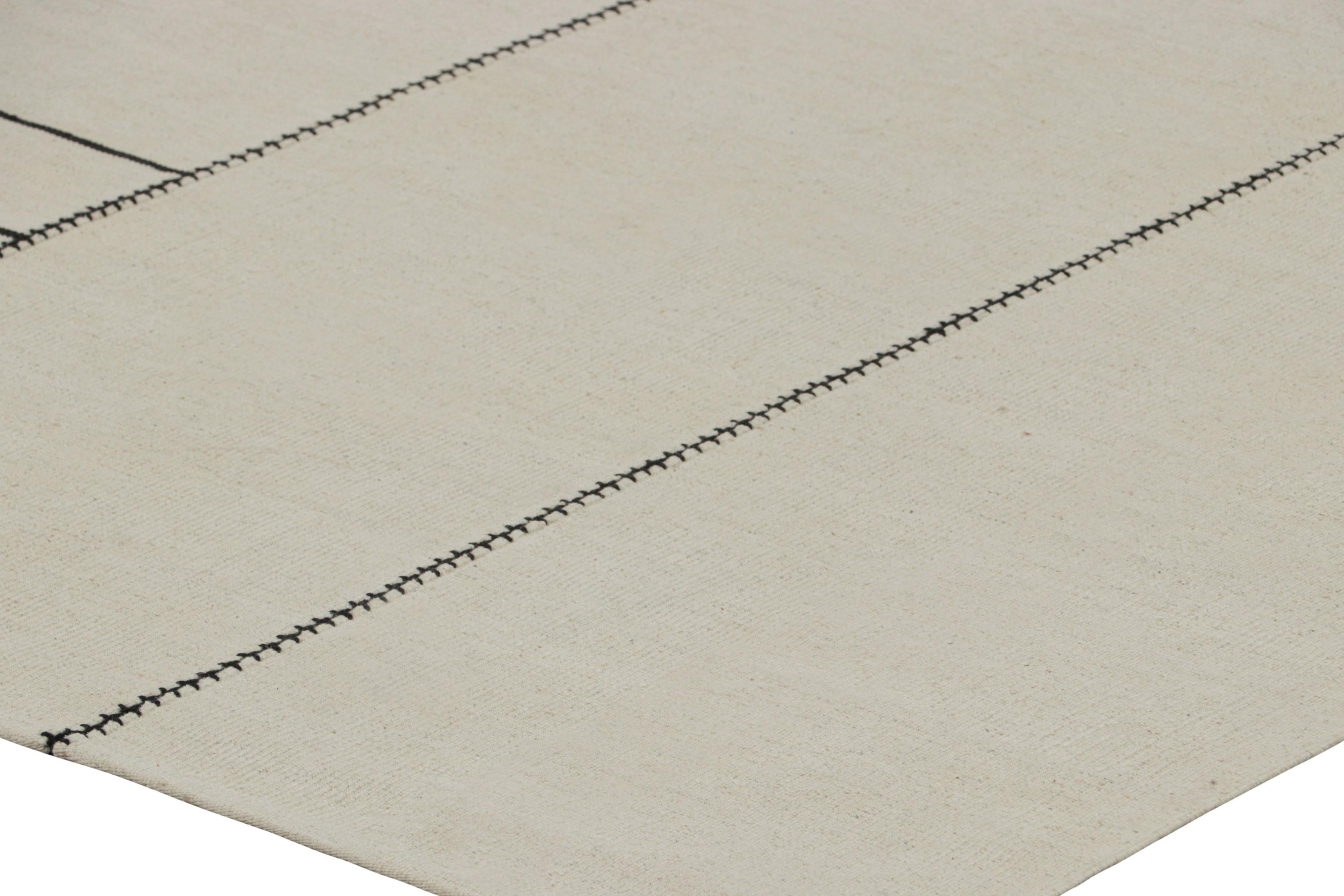 XXIe siècle et contemporain Rug & Kilim's Contemporary Kilim in Cream with Black Striped Patterns (Kilim contemporain en crème avec motifs rayés noirs) en vente