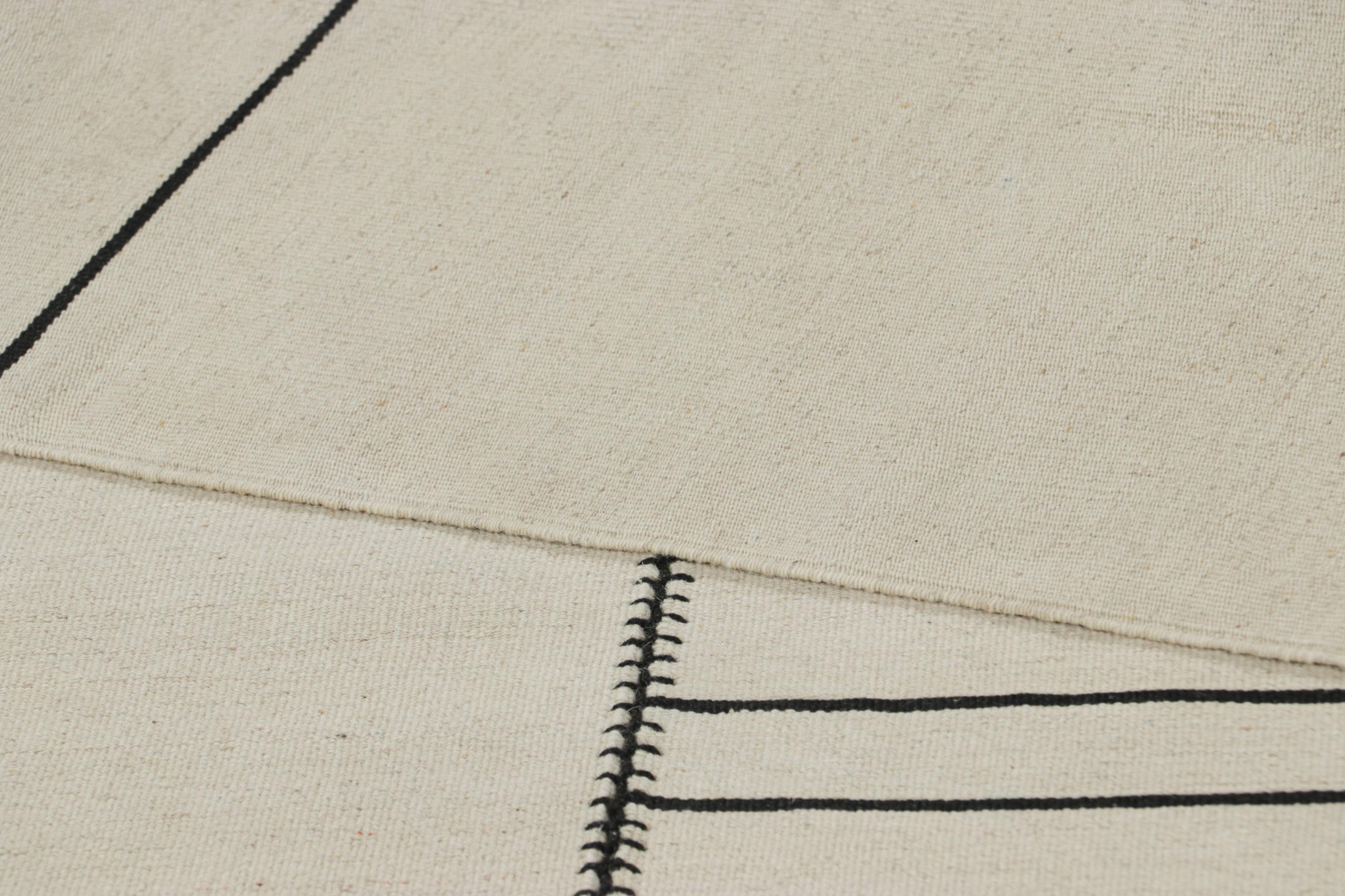 Laine Rug & Kilim's Contemporary Kilim in Cream with Black Striped Patterns (Kilim contemporain en crème avec motifs rayés noirs) en vente