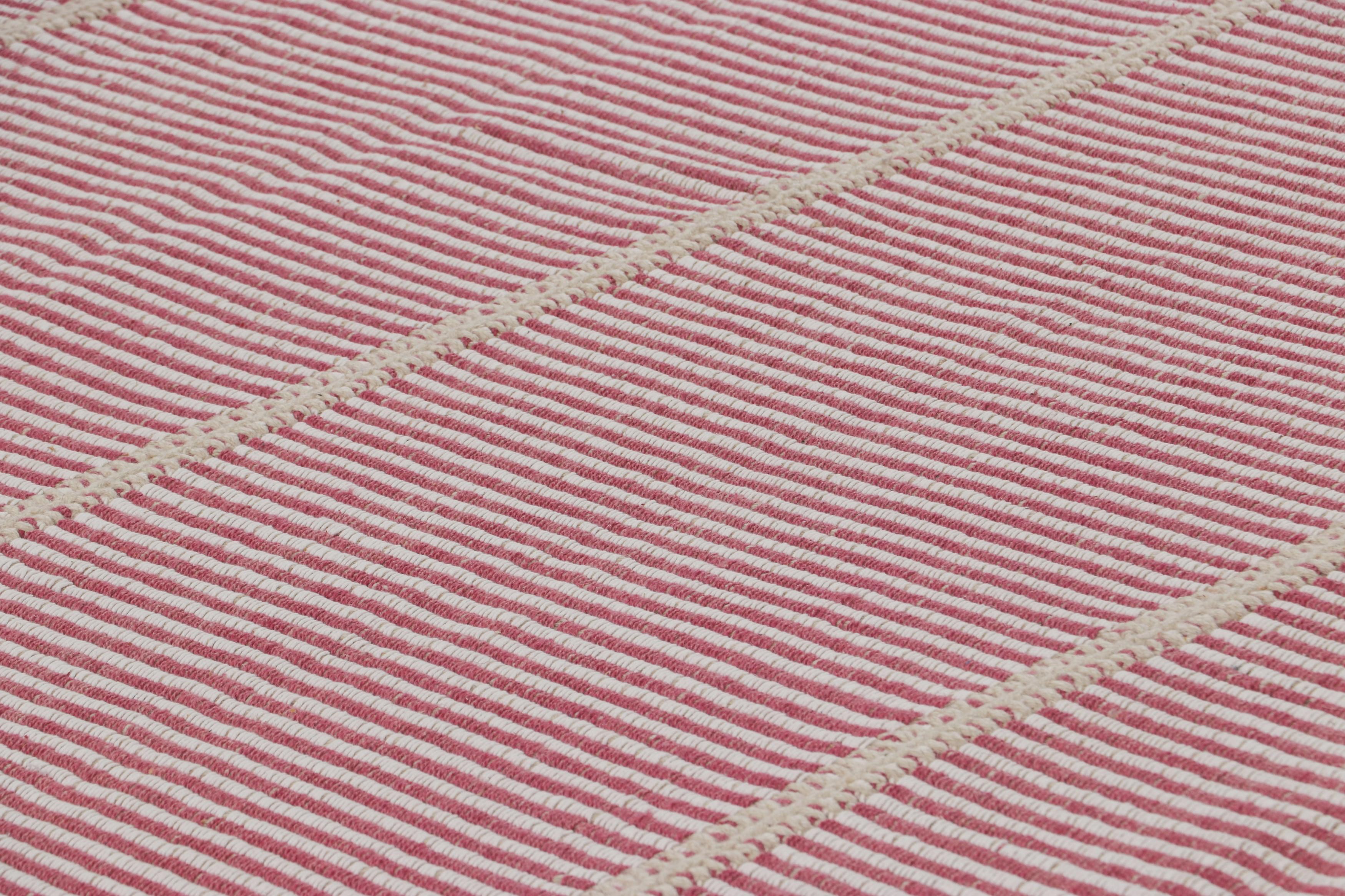 Tessuto a mano in lana, questo Kilim contemporaneo 9x12 fa parte di una nuova ed entusiasmante collezione a tessitura piatta personalizzabile di Rug & Kilim.

Sul design:

