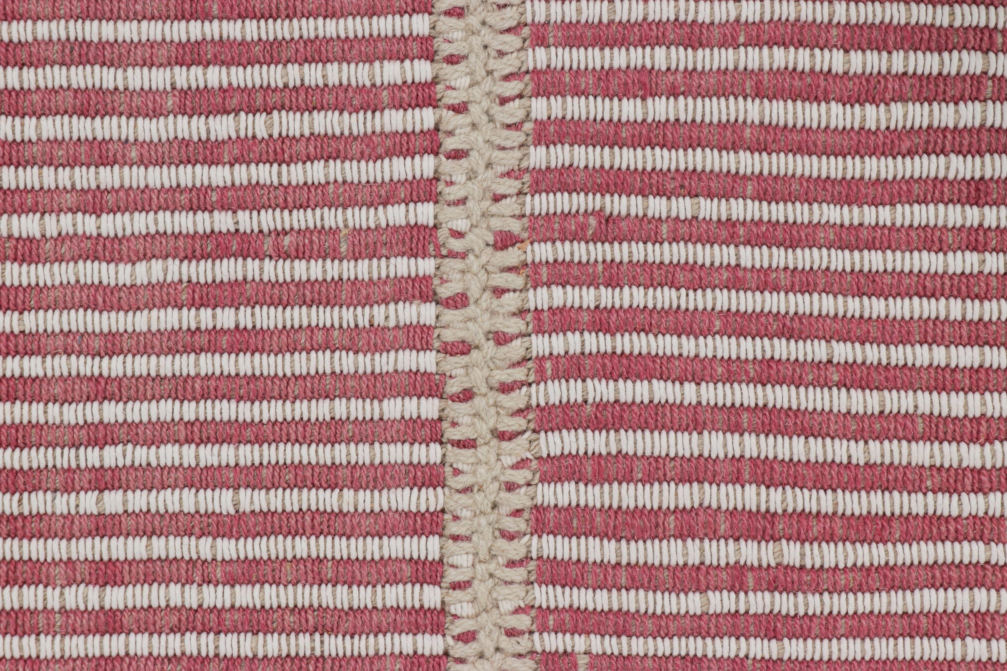 Afghano Rug & Kilim è un kilim contemporaneo a strisce rosa fucsia e bianche. in vendita