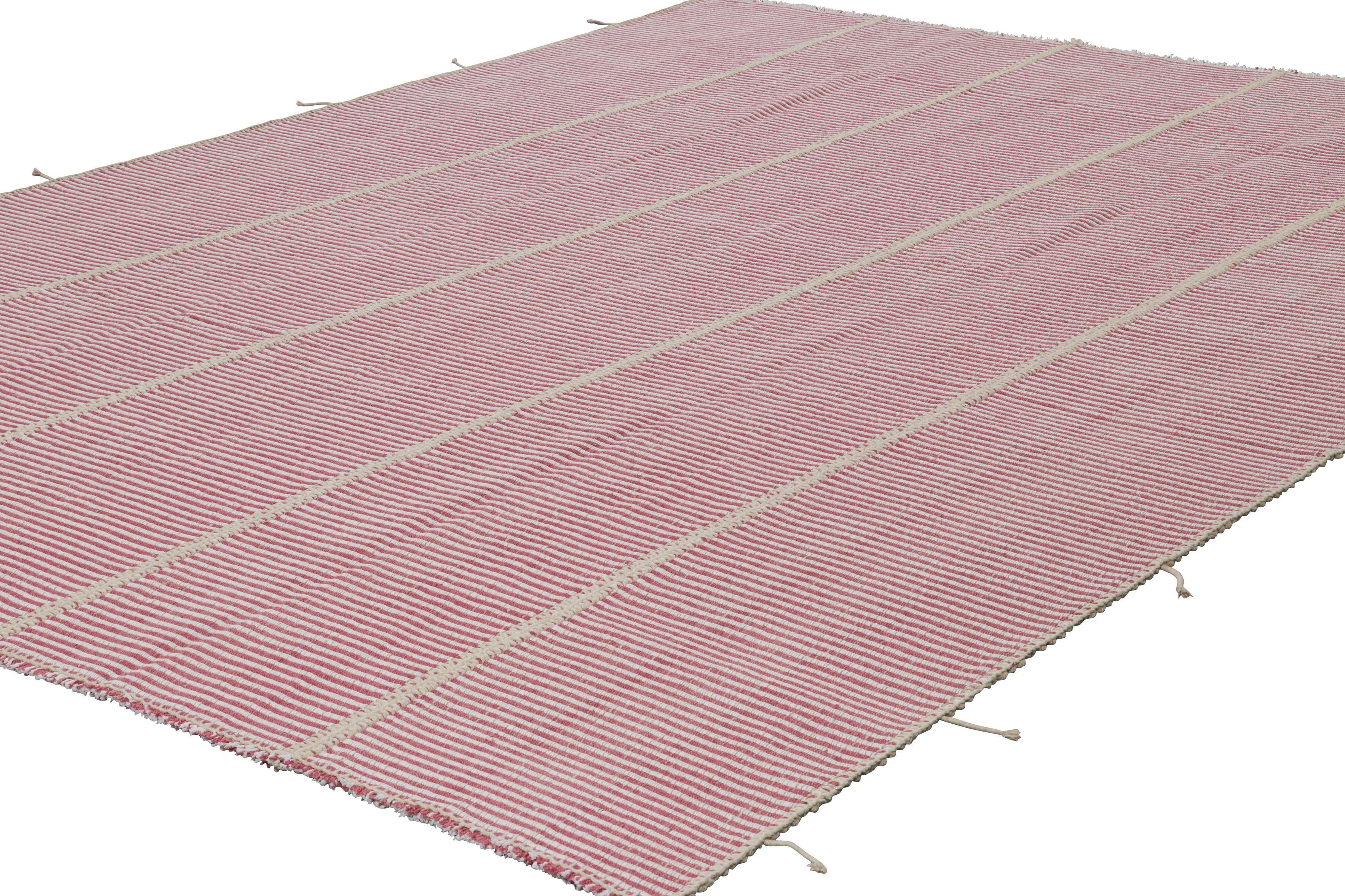 Tessuto a mano Rug & Kilim è un kilim contemporaneo a strisce rosa fucsia e bianche. in vendita