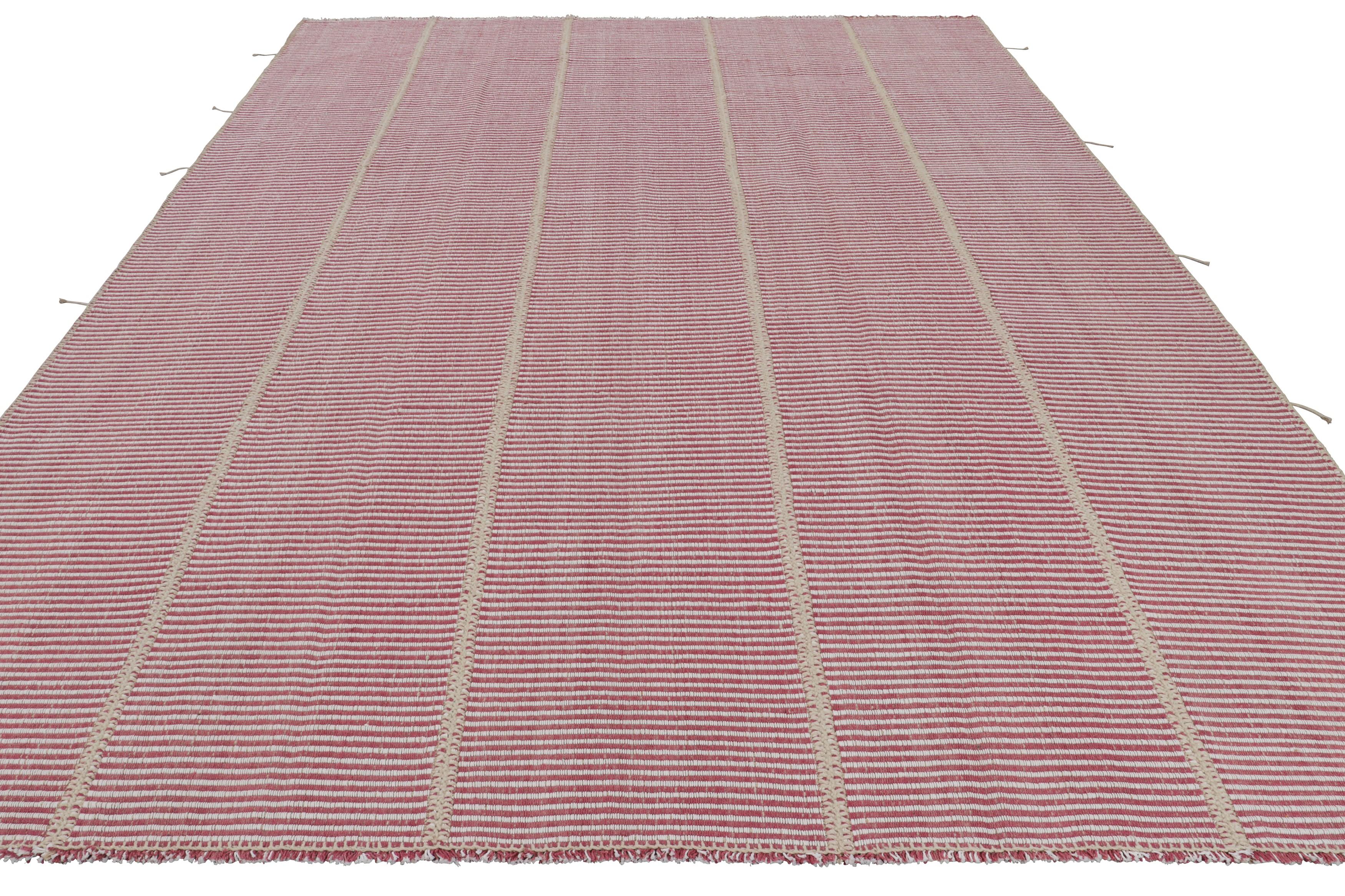 Rug & Kilim è un kilim contemporaneo a strisce rosa fucsia e bianche. In condizioni Nuovo in vendita a Long Island City, NY