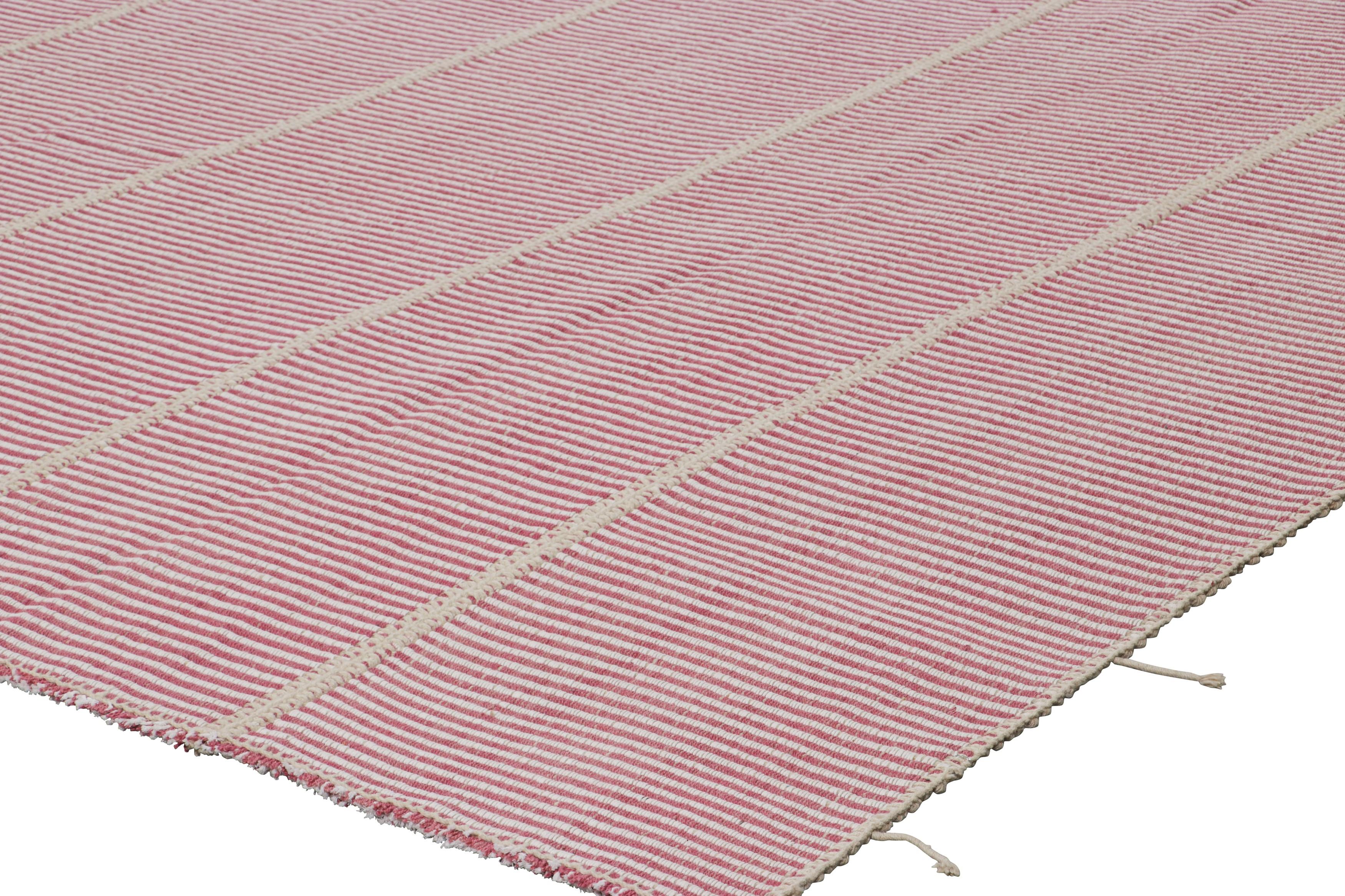 XXI secolo e contemporaneo Rug & Kilim è un kilim contemporaneo a strisce rosa fucsia e bianche. in vendita