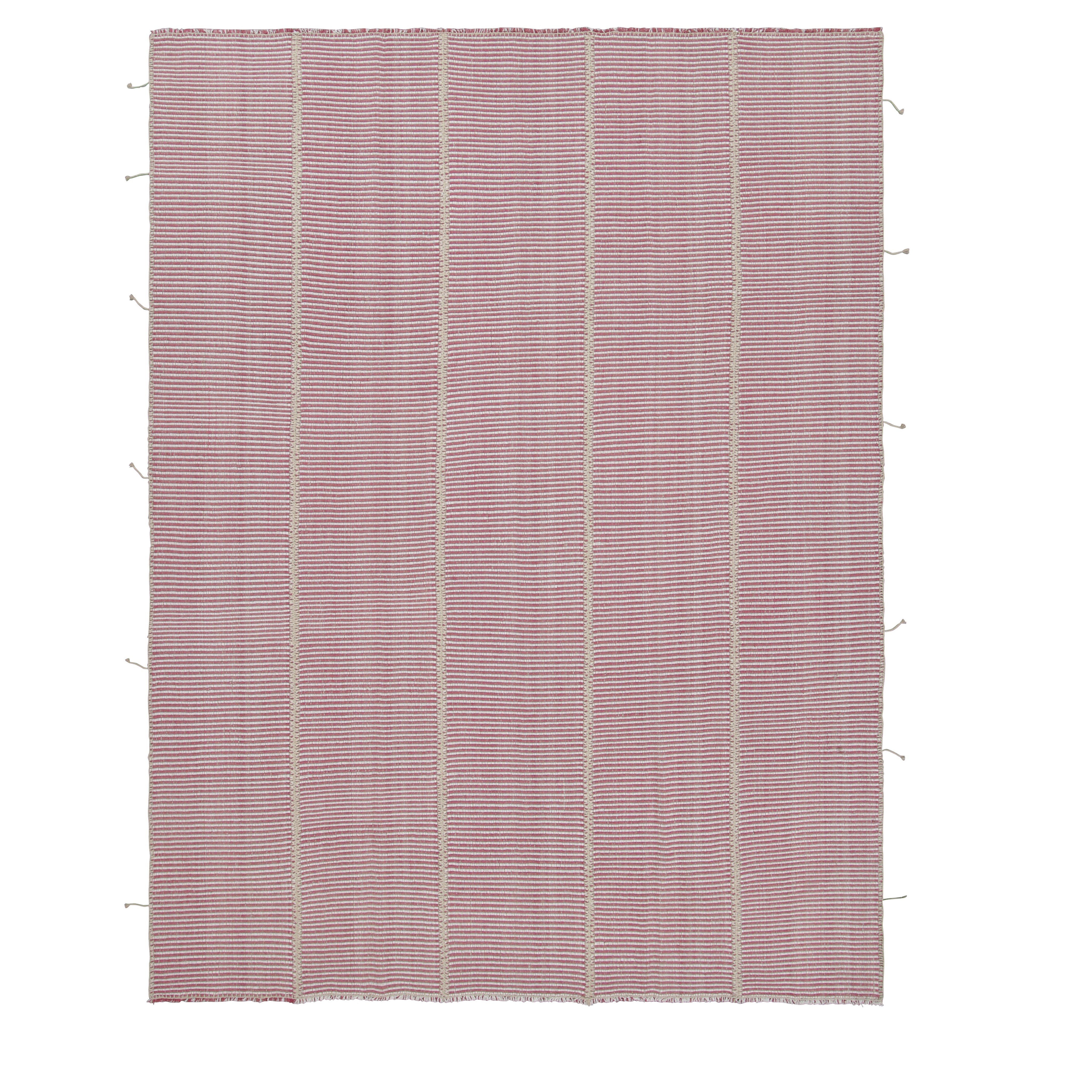Rug & Kilim è un kilim contemporaneo a strisce rosa fucsia e bianche.
