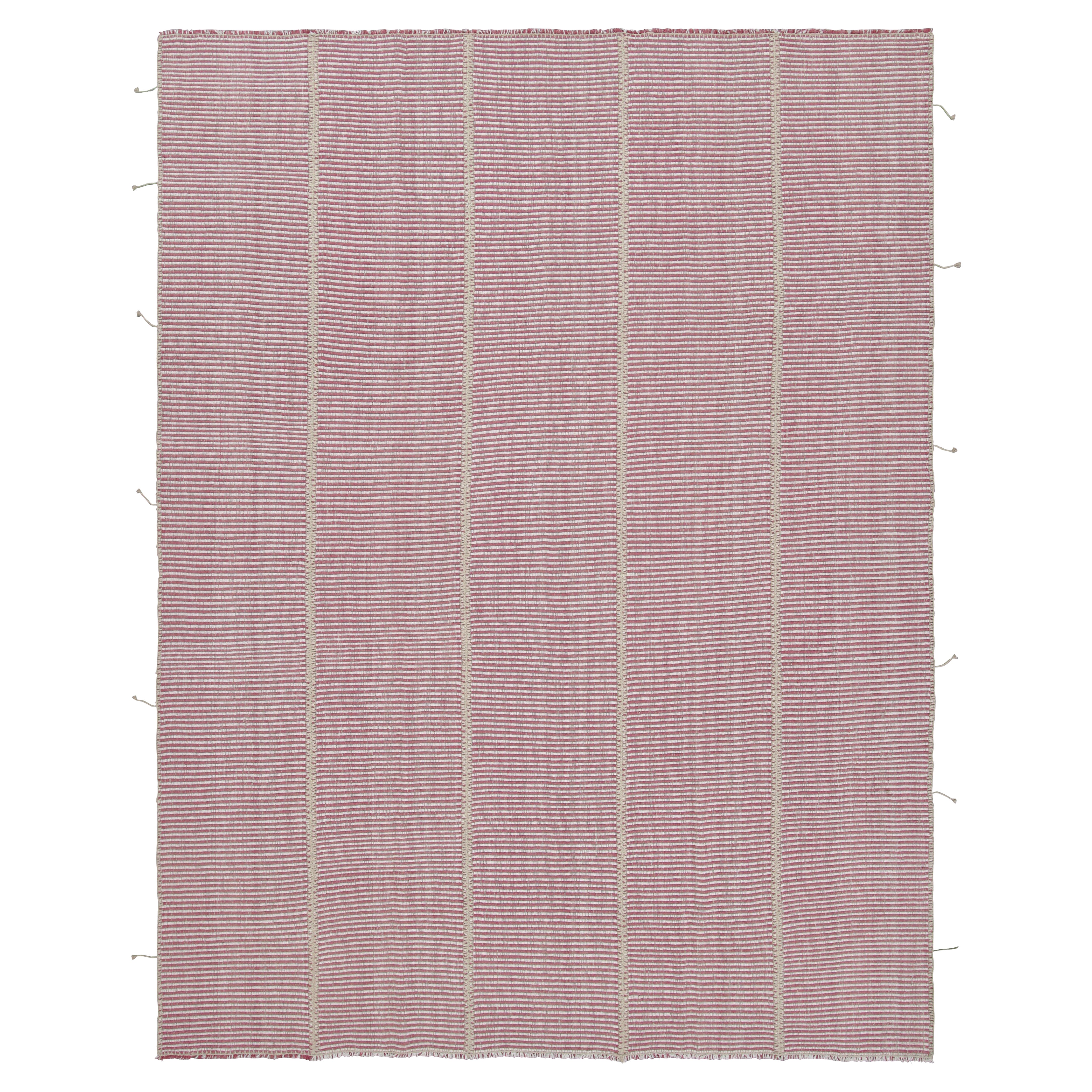 Rug 
Kilim è un kilim contemporaneo a strisce rosa fucsia e bianche. in vendita