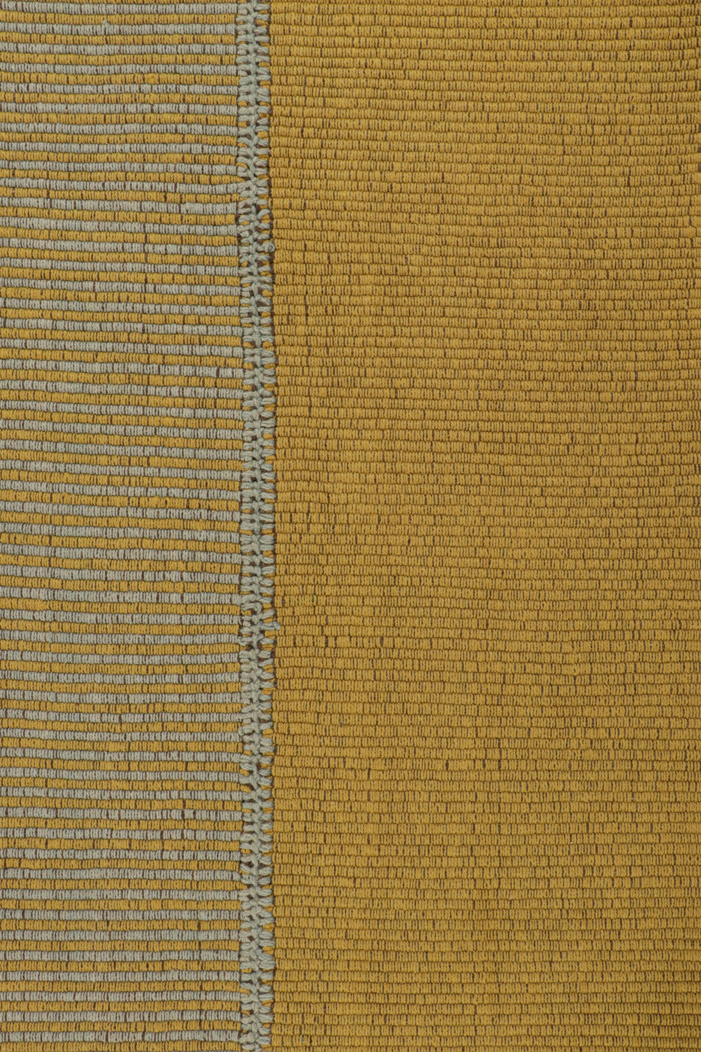 Moderne Rug & Kilim's Contemporary Kilim in Gold and Blue Stripes (Kilim contemporain à rayures dorées et bleues)  en vente