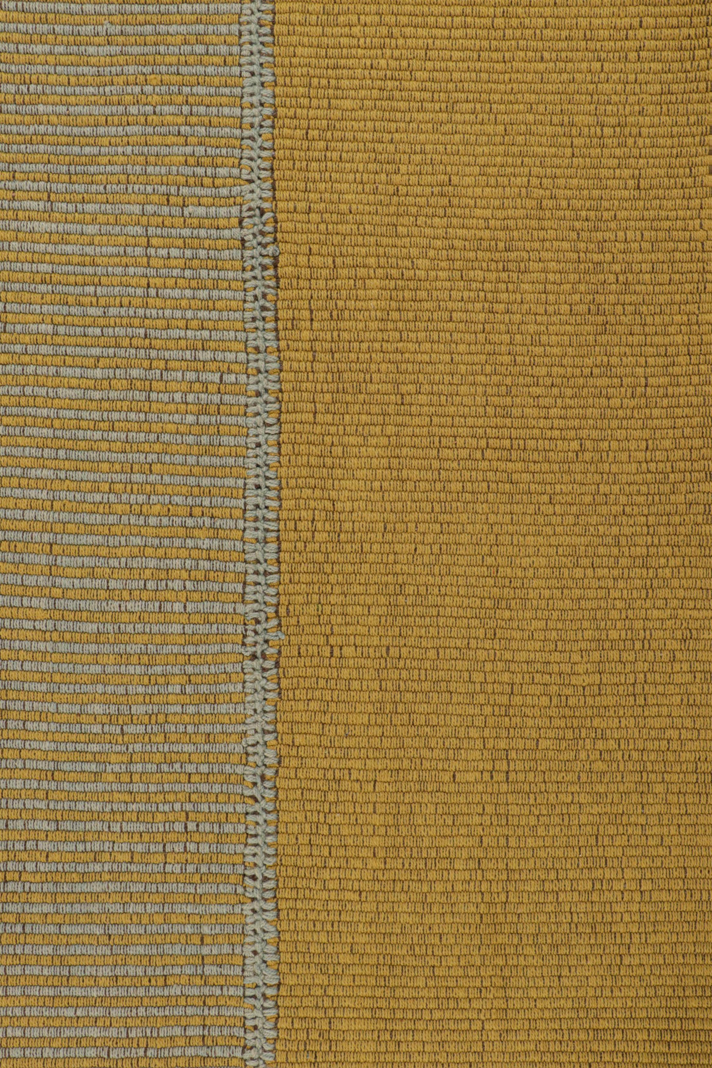 Moderne Rug & Kilim's Contemporary Kilim in Gold and Blue Stripes (Kilim contemporain à rayures dorées et bleues) en vente