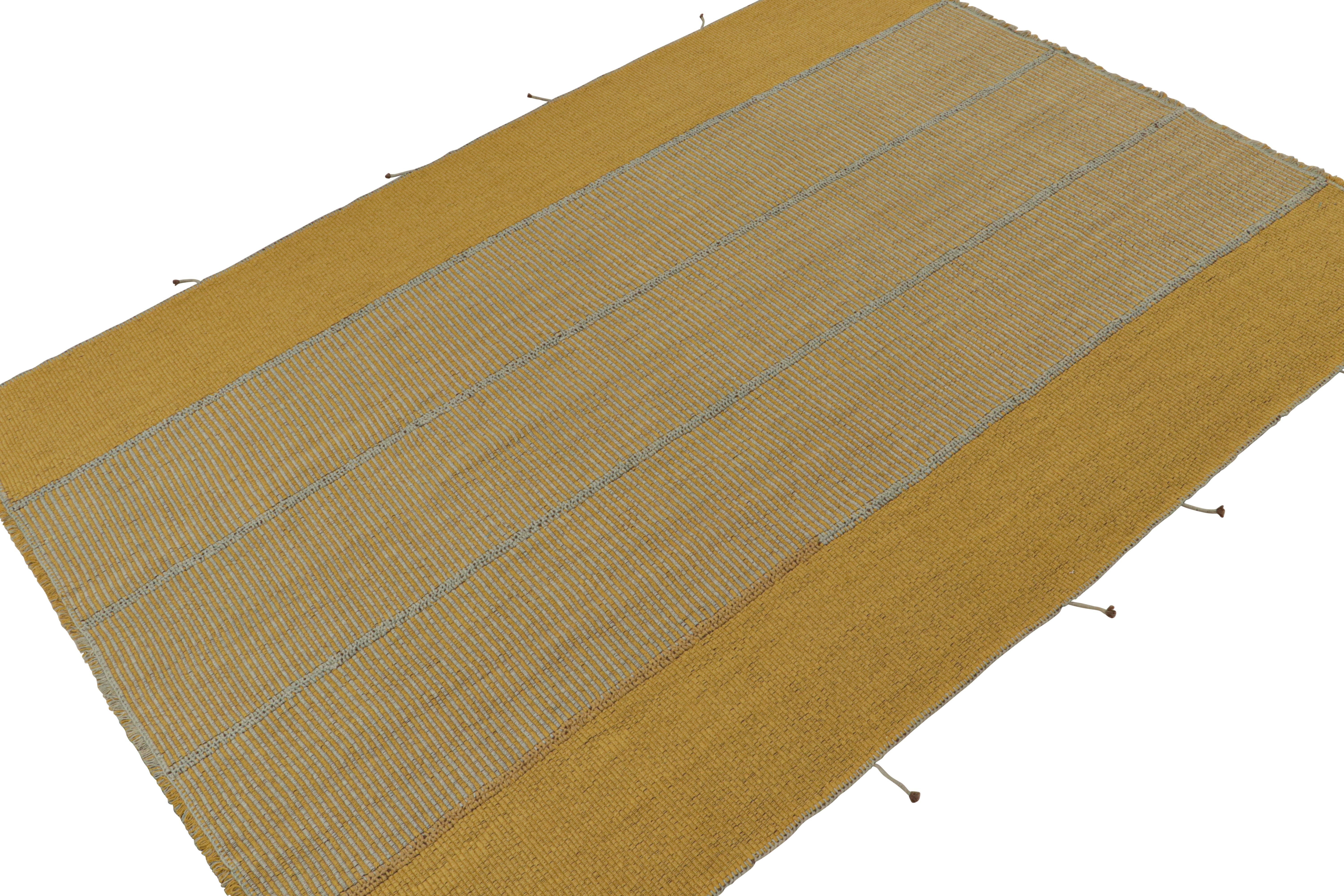 Perse Rug & Kilim's Contemporary Kilim in Gold and Blue Stripes (Kilim contemporain à rayures dorées et bleues) en vente