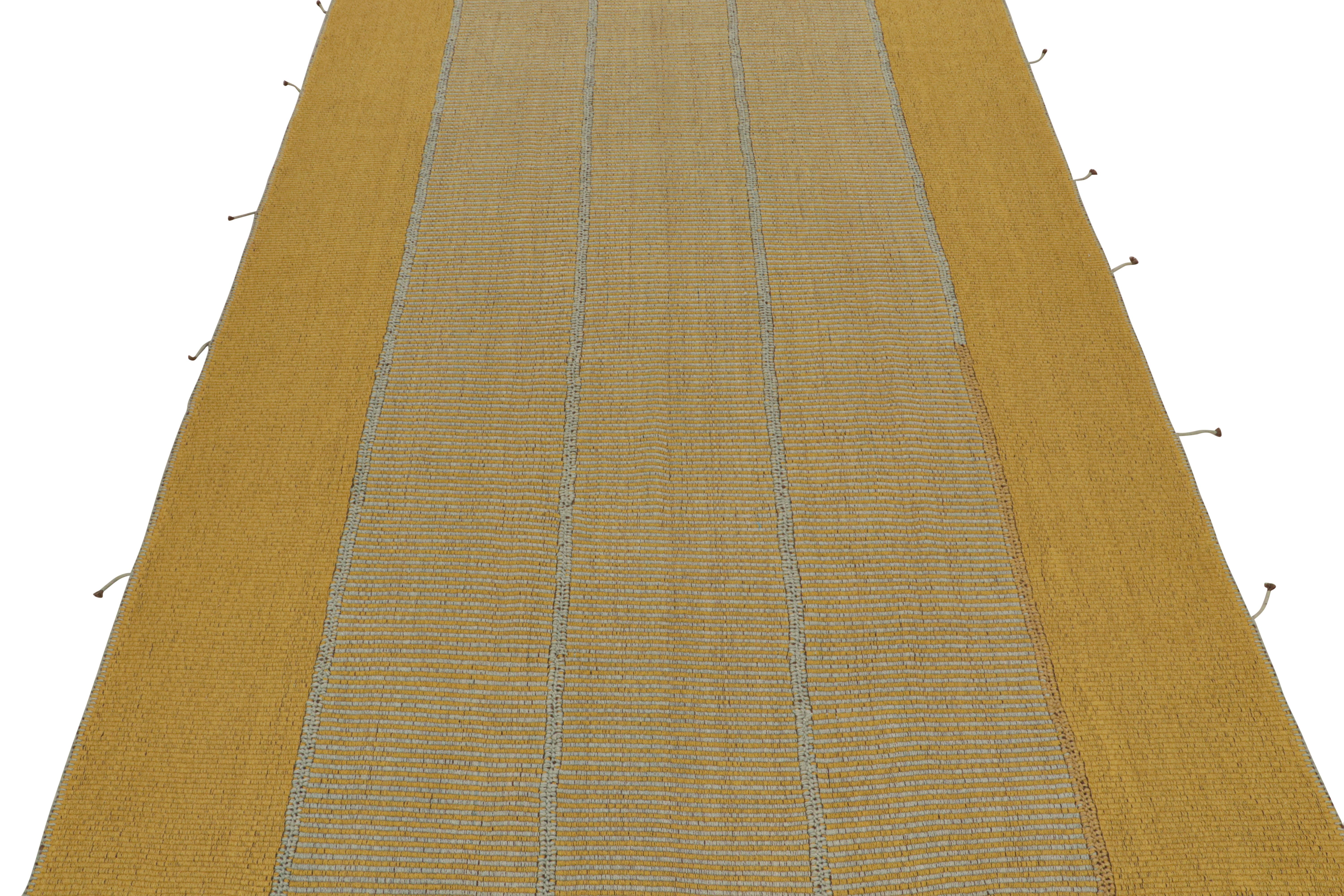 Tessuto a mano Rug & Kilim: Kilim contemporaneo a strisce blu e oro in vendita