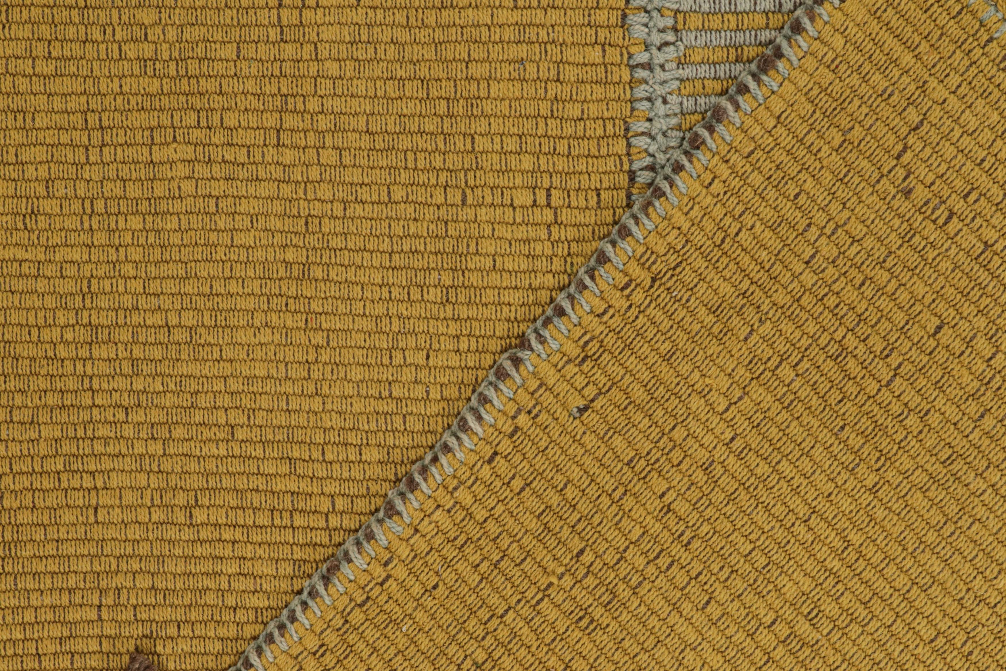 XXIe siècle et contemporain Rug & Kilim's Contemporary Kilim in Gold and Blue Stripes (Kilim contemporain à rayures dorées et bleues) en vente