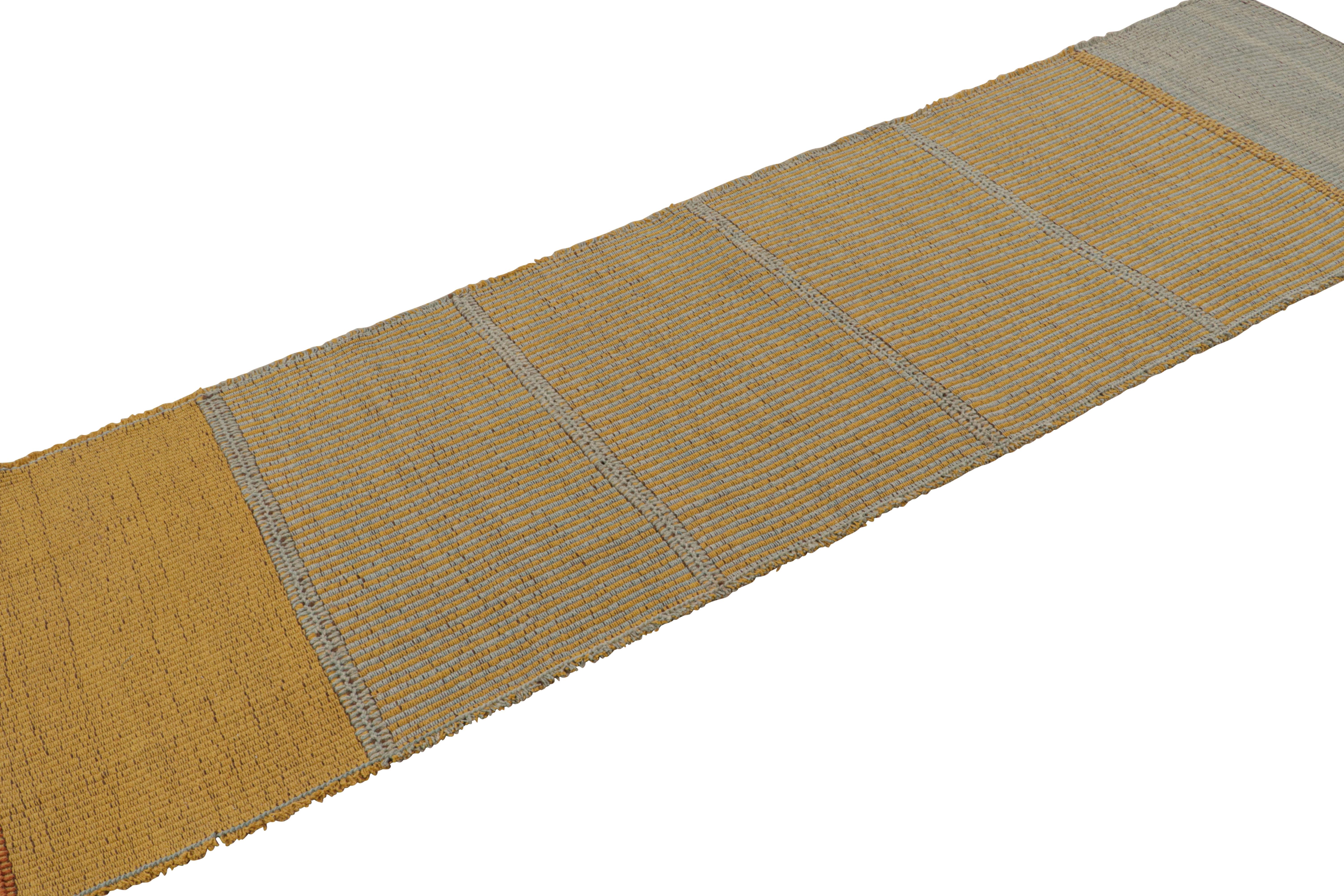 Tissé à la main en laine, ce design Kilim 3x10 fait partie d'une nouvelle collection contemporaine inventive de Rug & Kilim.

Sur le Design : 

Appelé affectueusement 