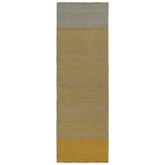 Rug & Kilim è un kilim contemporaneo a strisce blu e oro con accenti marroni.