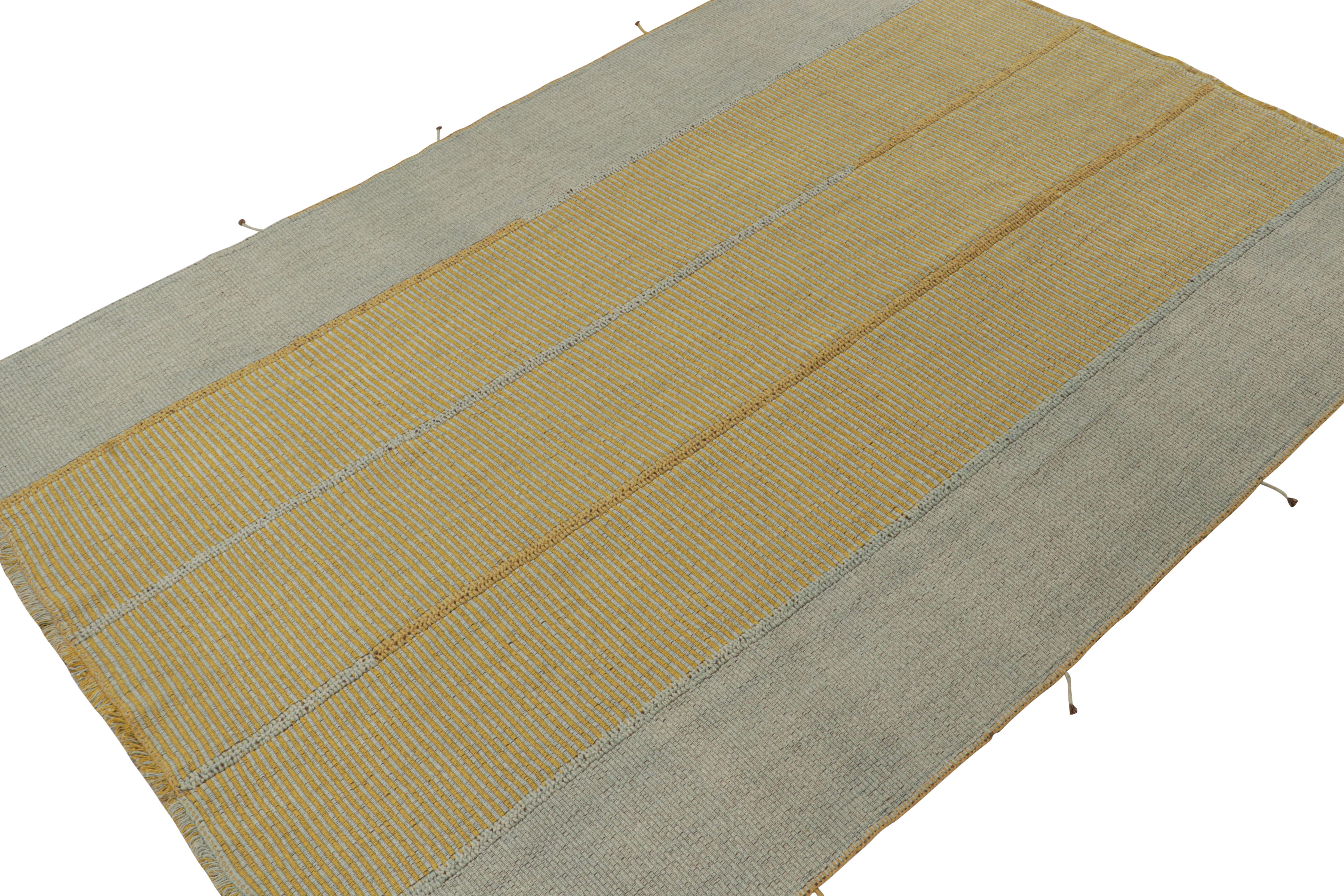 Persiano Rug & Kilim: Kilim contemporaneo in oro e blu con strisce e accenti marroni in vendita