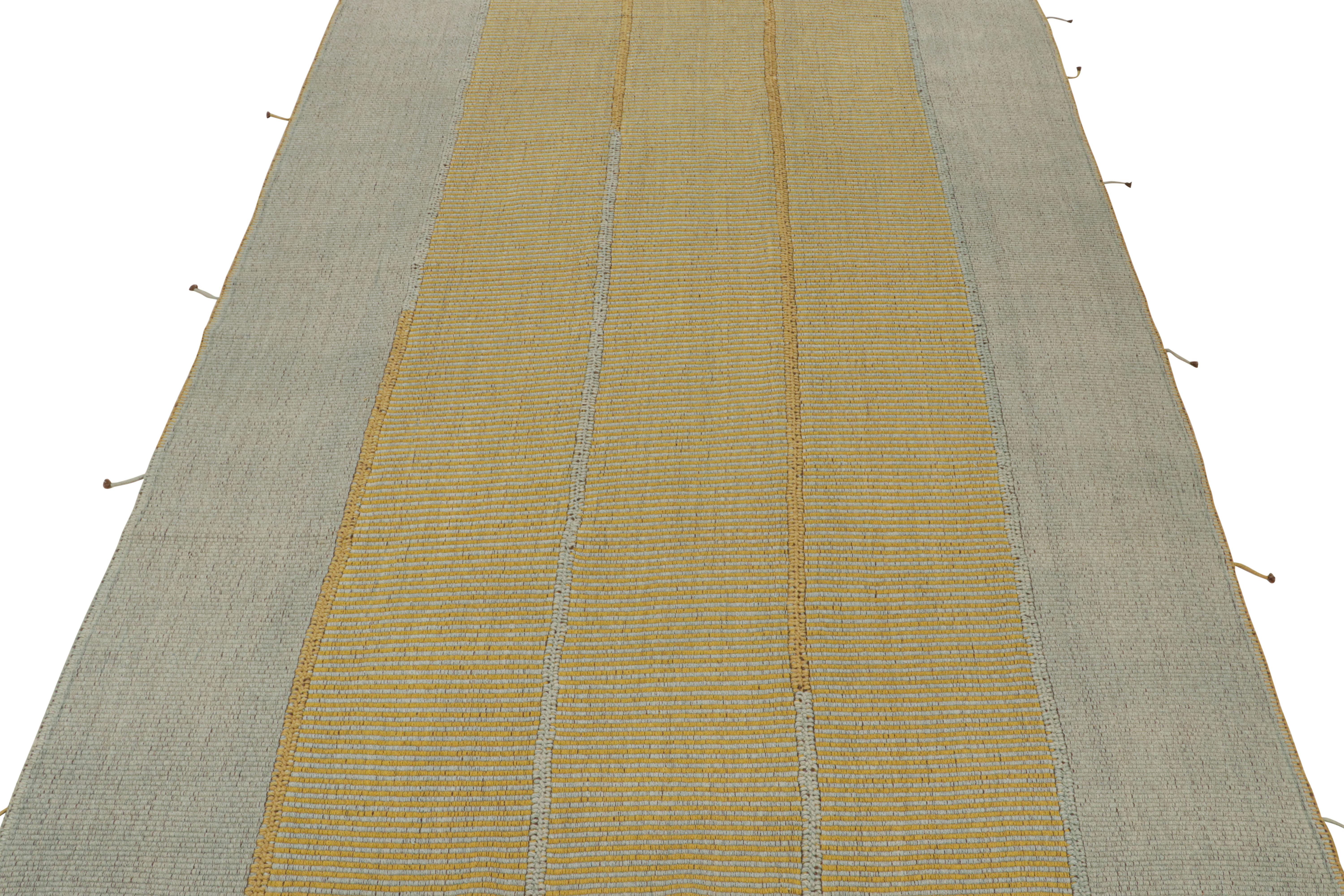 Tissé à la main Rug & Kilim's Contemporary Kilim in Gold and Blue with Stripes and Brown Accents (Kilim contemporain en or et bleu avec des rayures et des accents bruns) en vente