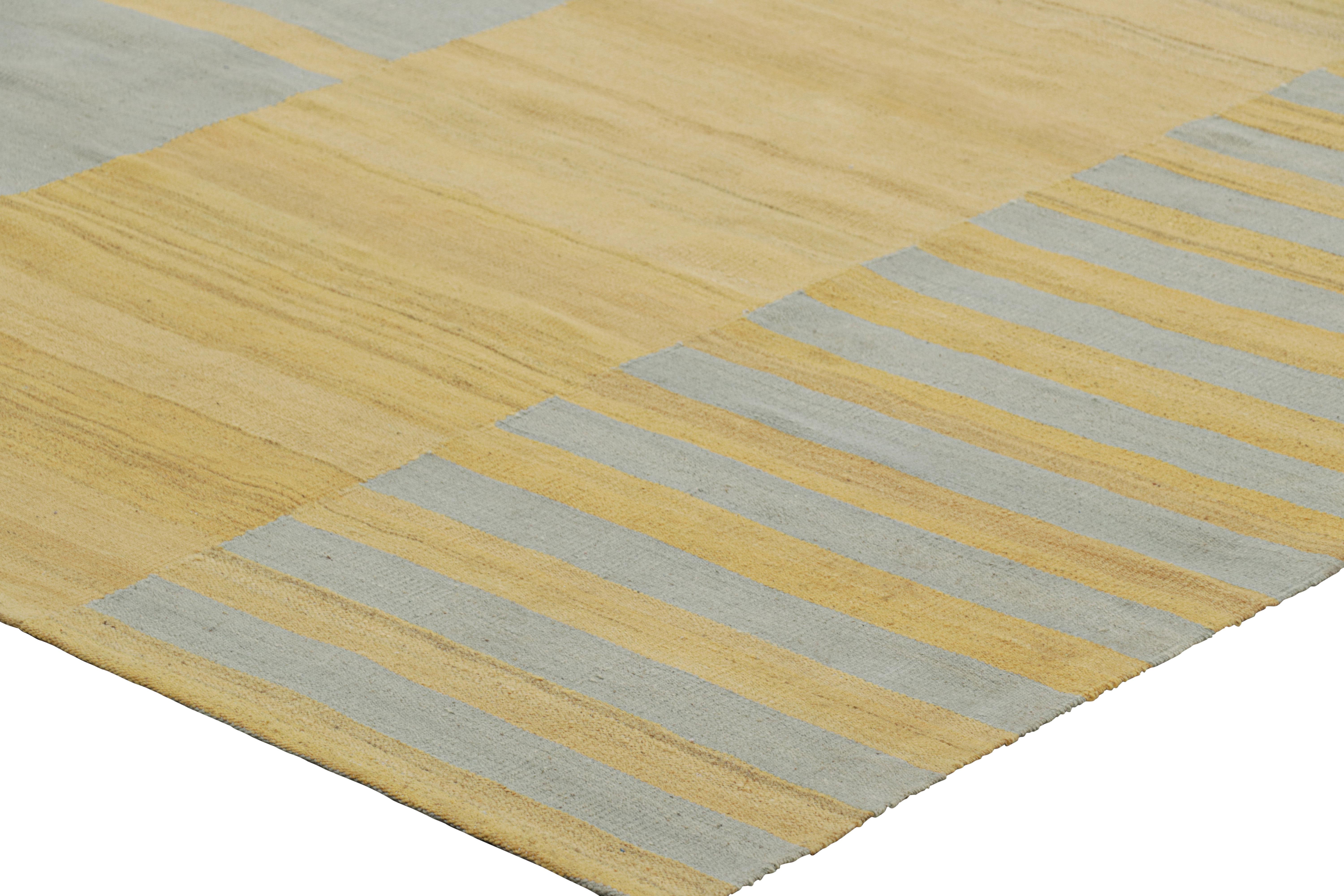 XXIe siècle et contemporain Rug & Kilim's Contemporary Kilim in Gold and Ice Blue Stripes, Gray Accents (Kilim contemporain avec des rayures or et bleu glacier et des accents gris) en vente