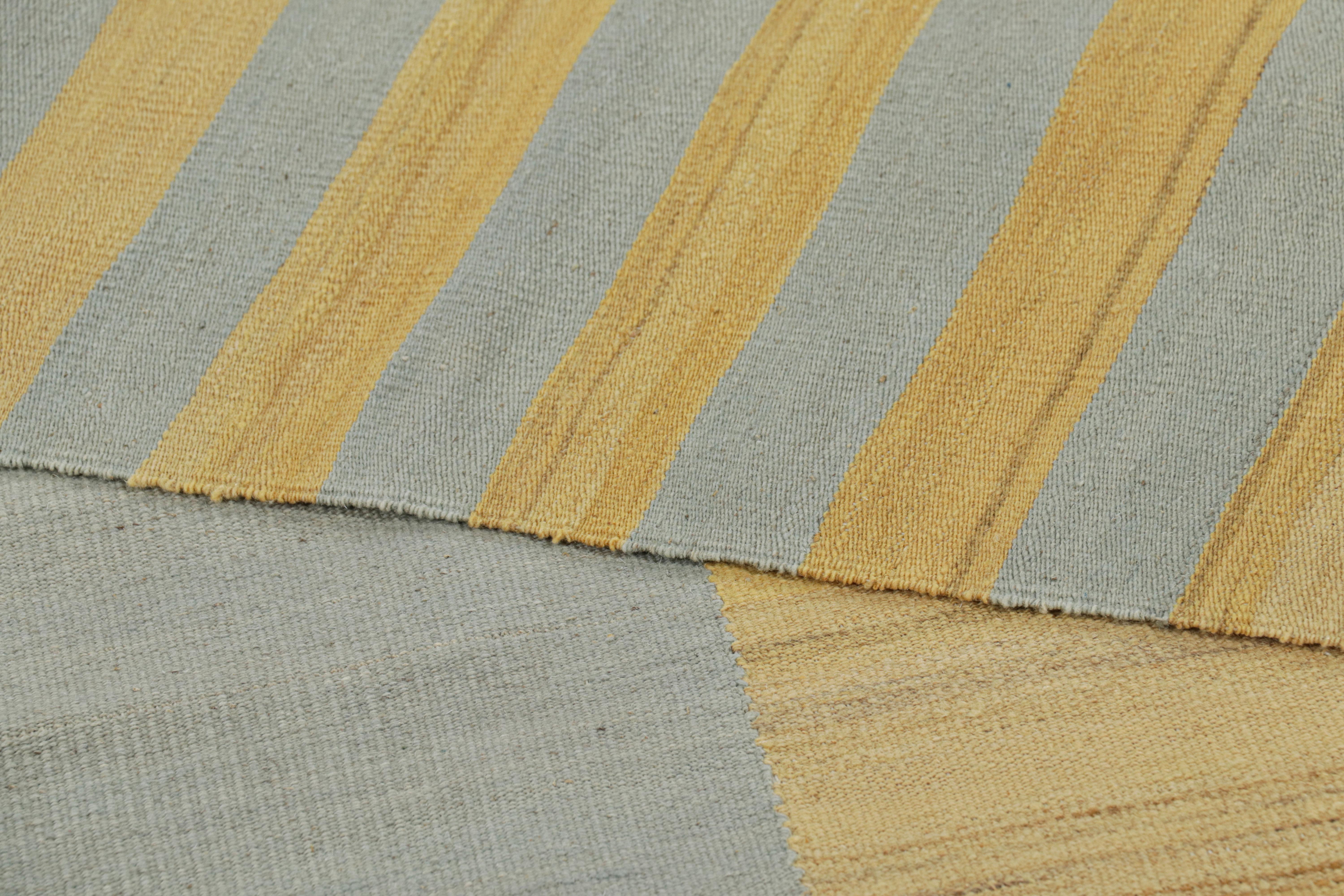 Laine Rug & Kilim's Contemporary Kilim in Gold and Ice Blue Stripes, Gray Accents (Kilim contemporain avec des rayures or et bleu glacier et des accents gris) en vente