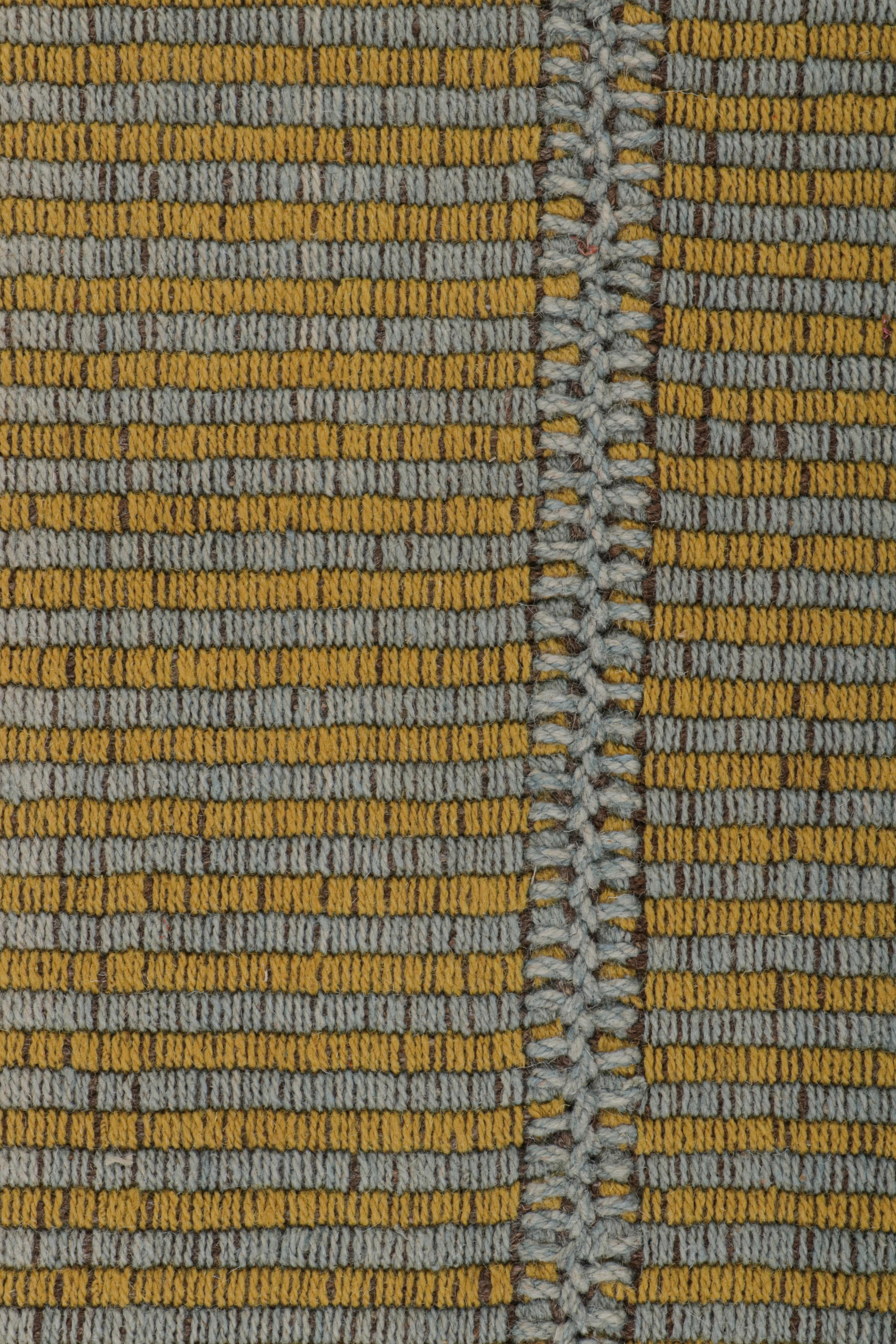 Rug & Kilim's Contemporary Kilim in Gold und himmelblauen Streifen mit braunen Akzenten (Moderne) im Angebot