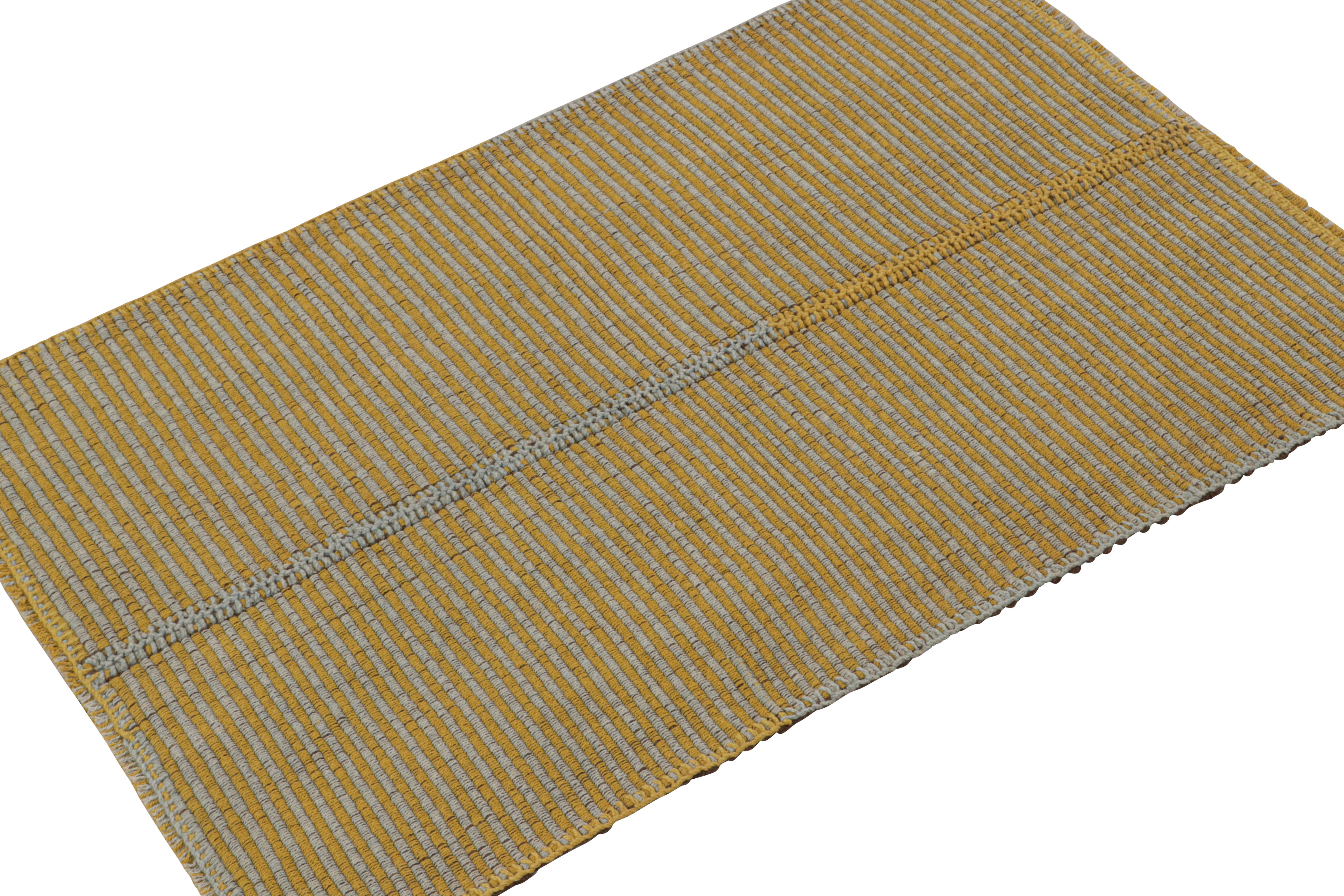 Rug & Kilim's Contemporary Kilim in Gold und himmelblauen Streifen mit braunen Akzenten (Persisch) im Angebot