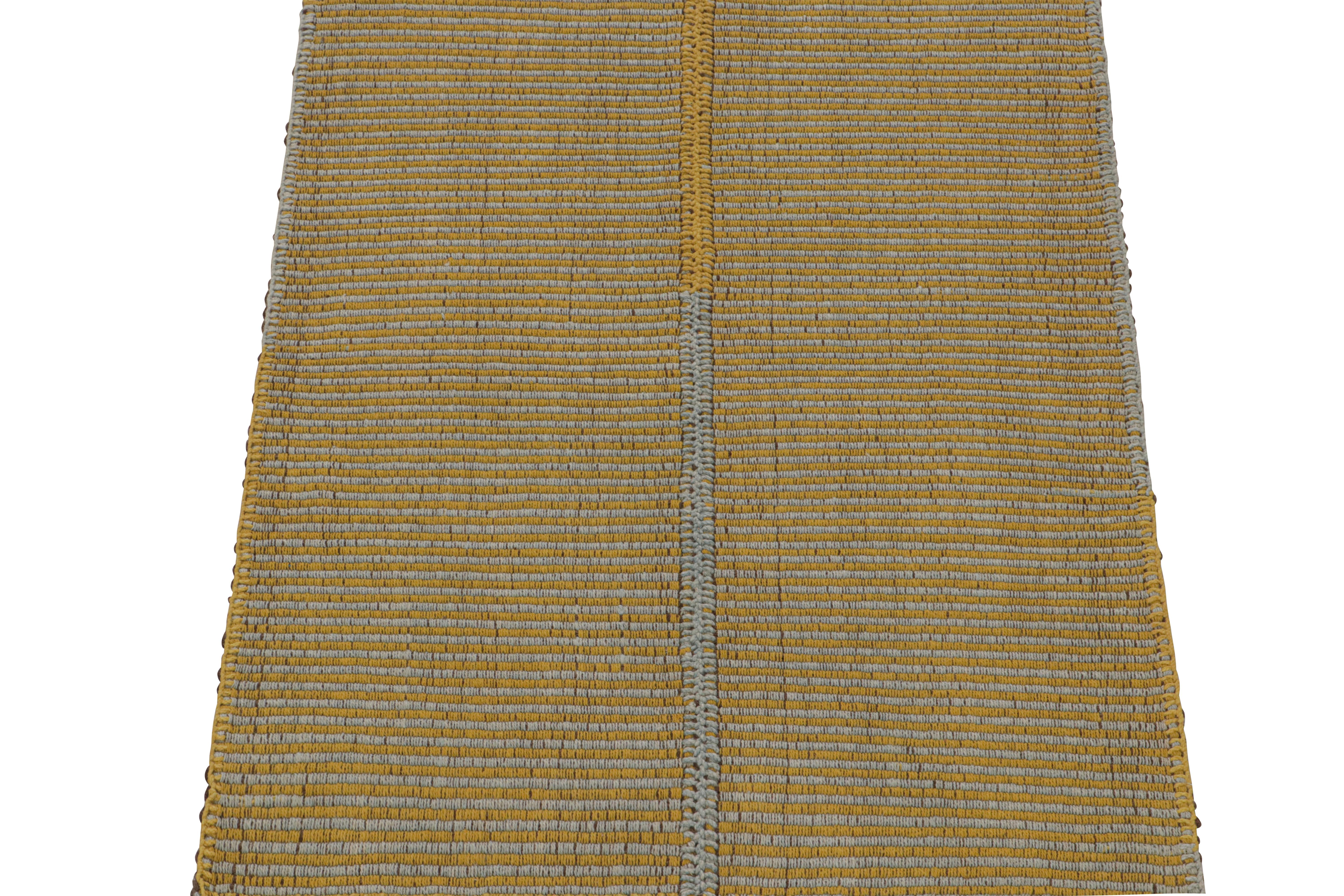 Rug & Kilim's Contemporary Kilim in Gold und himmelblauen Streifen mit braunen Akzenten (Handgewebt) im Angebot