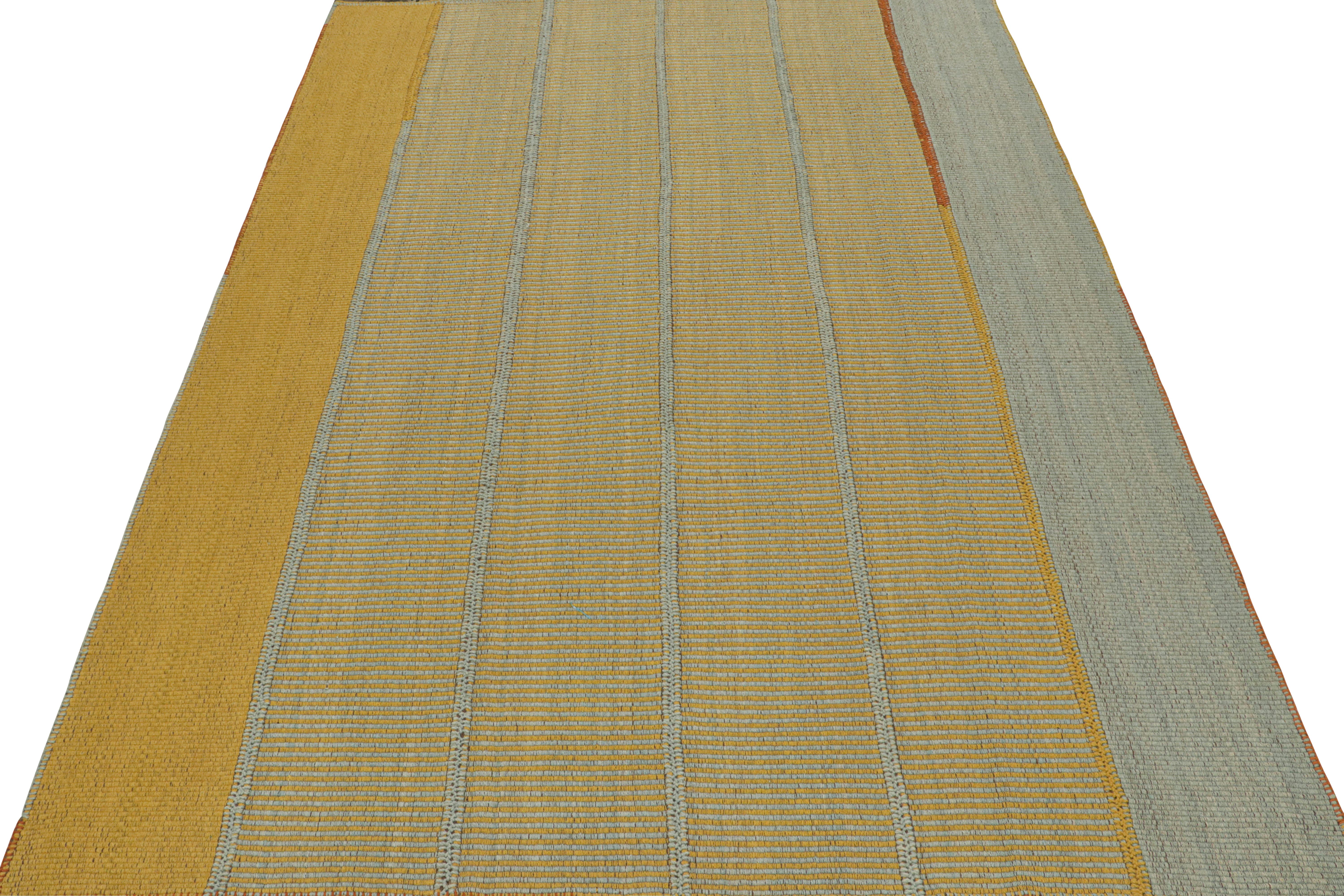 Tissé à la main Rug & Kilim's Contemporary Kilim in Gold and Light Blue Stripes (Kilim contemporain à rayures or et bleu clair) en vente