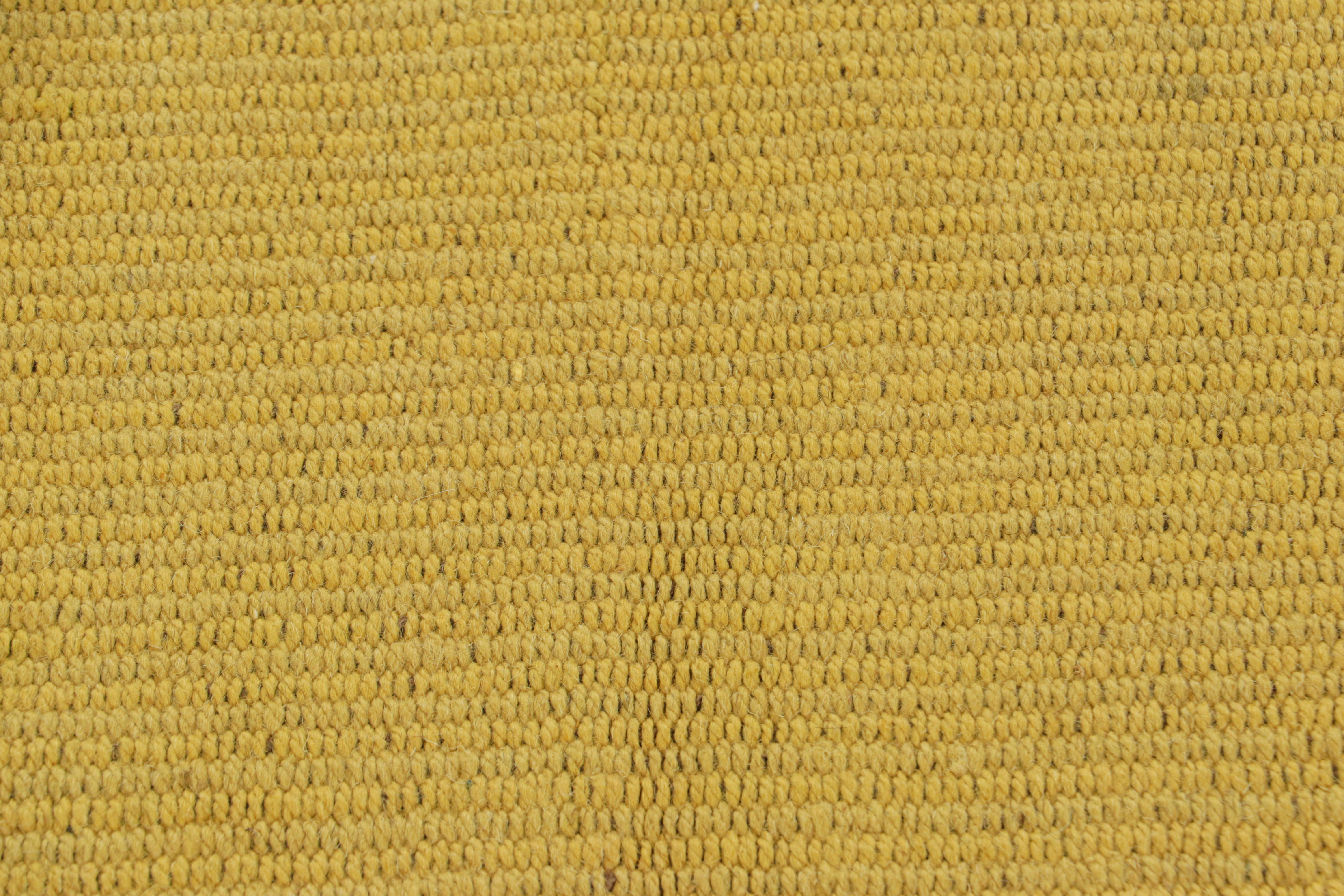 Moderne Rug & Kilim's Contemporary Kilim in Gold Textural Stripes (Kilim contemporain à rayures texturées dorées) en vente