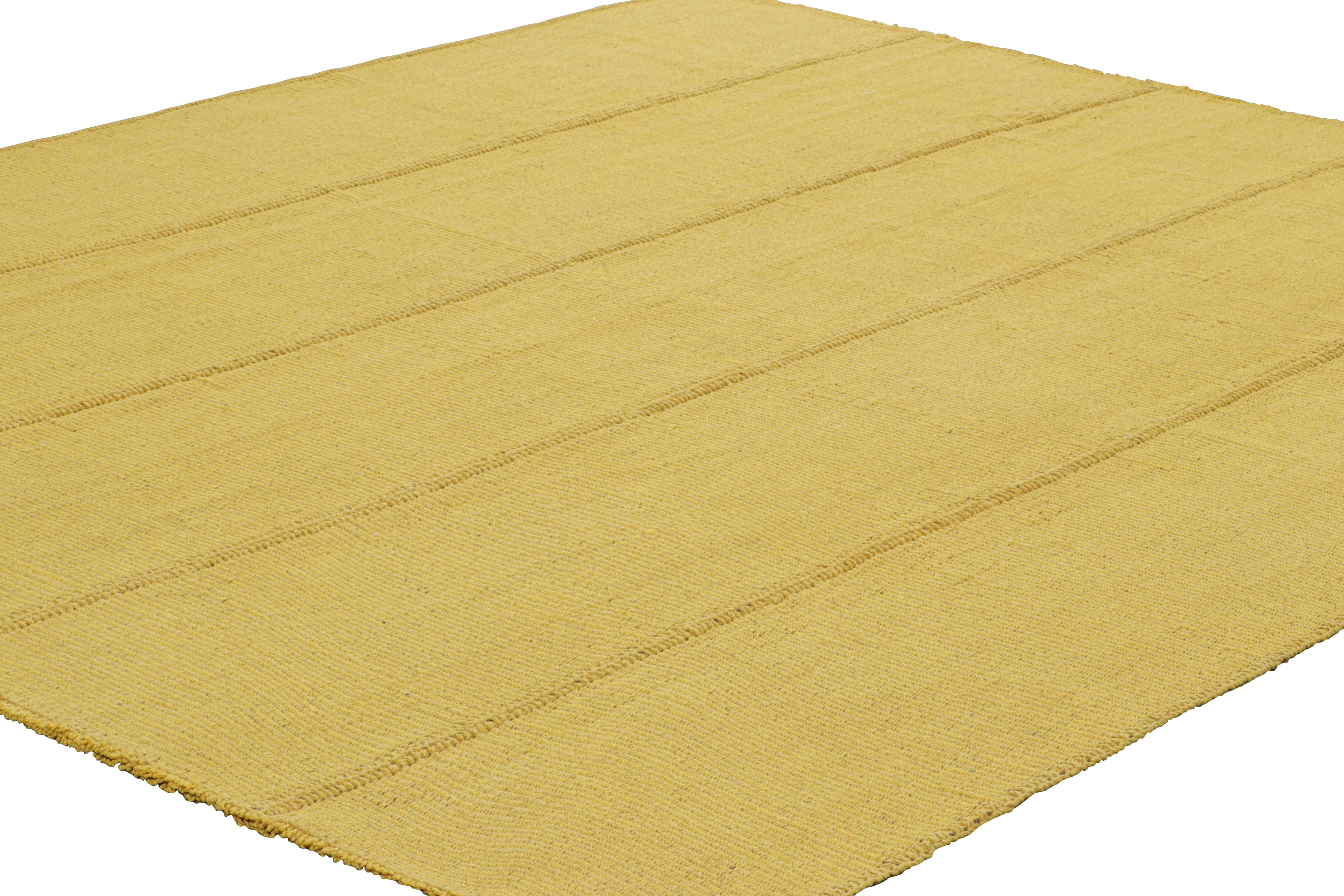 Afghan Rug & Kilim's Contemporary Kilim in Gold Textural Stripes (Kilim contemporain à rayures texturées dorées) en vente