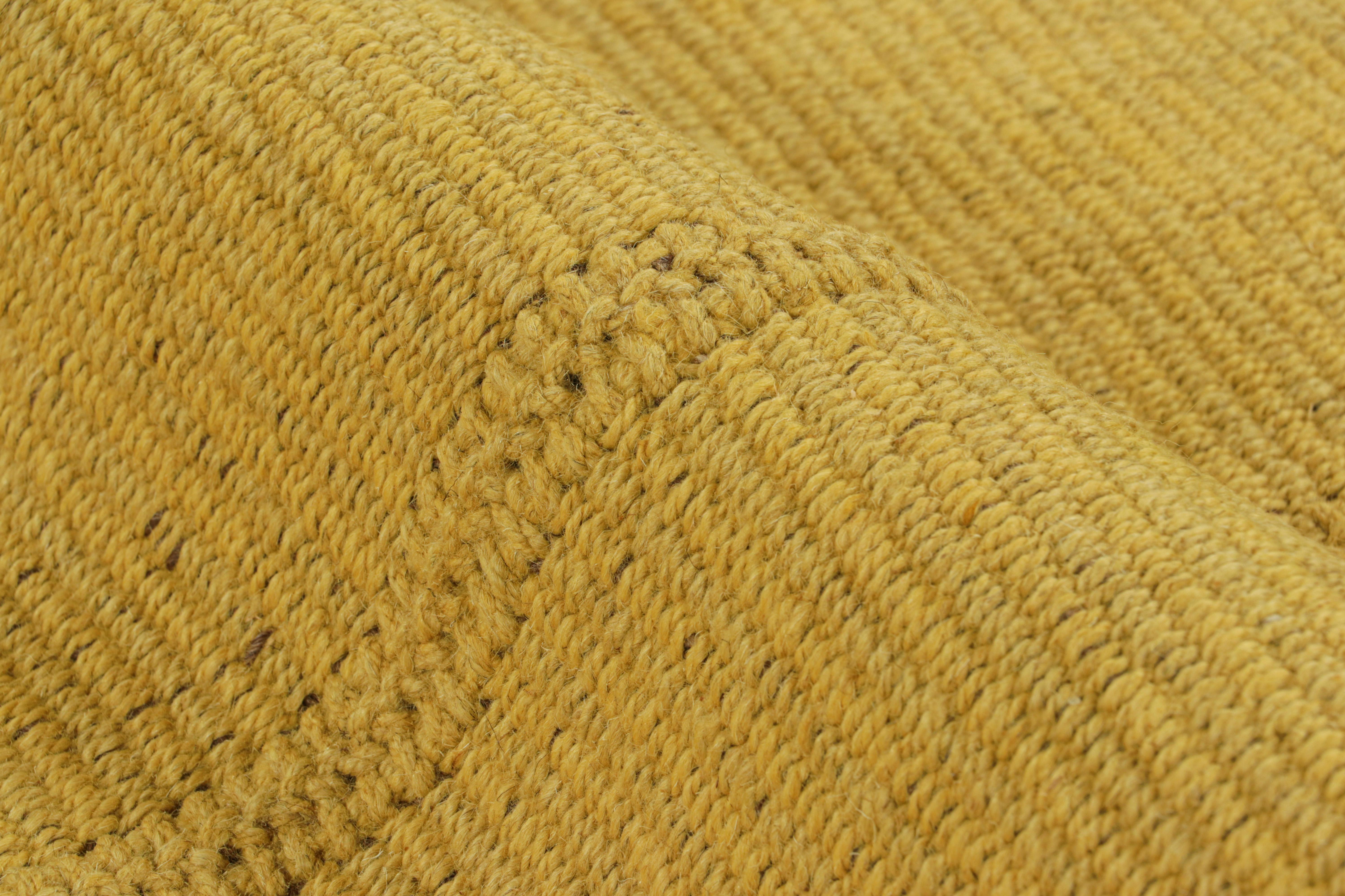 Rug & Kilim's Contemporary Kilim in Gold Textural Stripes (Kilim contemporain à rayures texturées dorées) Neuf - En vente à Long Island City, NY