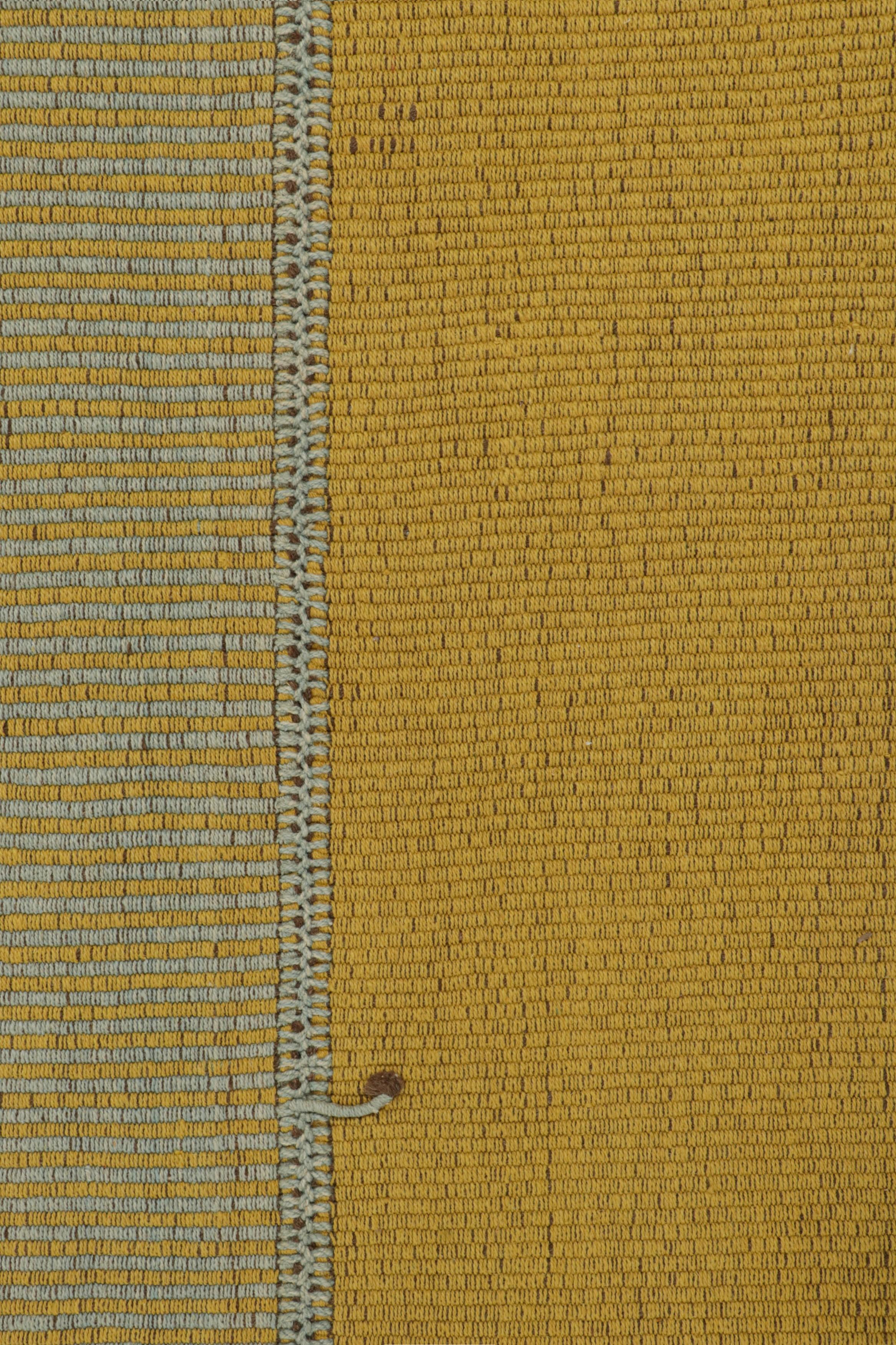 Moderno Rug & Kilim: Kilim contemporaneo in oro con strisce blu e accenti marroni in vendita