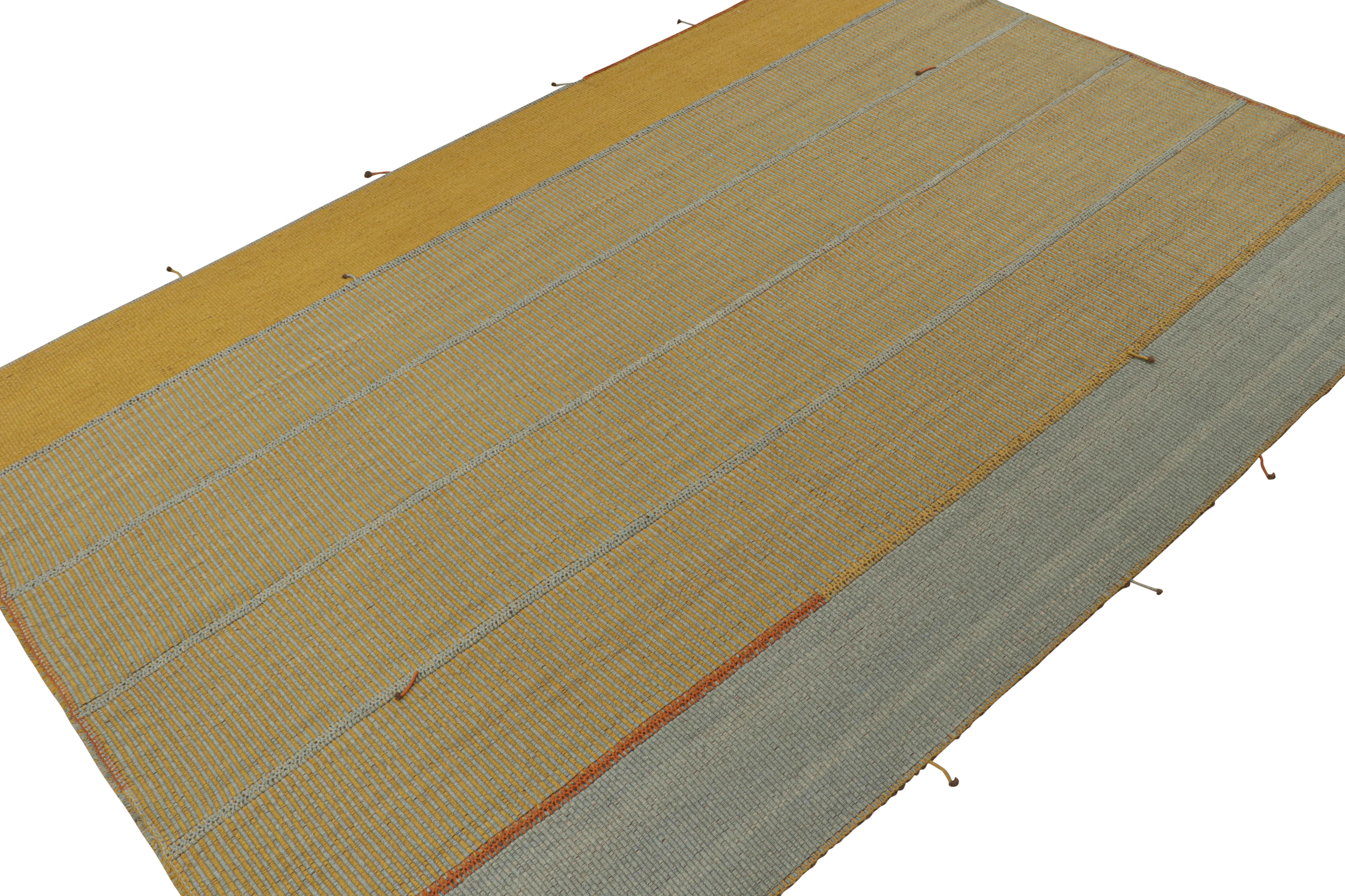 Persiano Rug & Kilim: Kilim contemporaneo in oro con strisce blu e accenti marroni in vendita