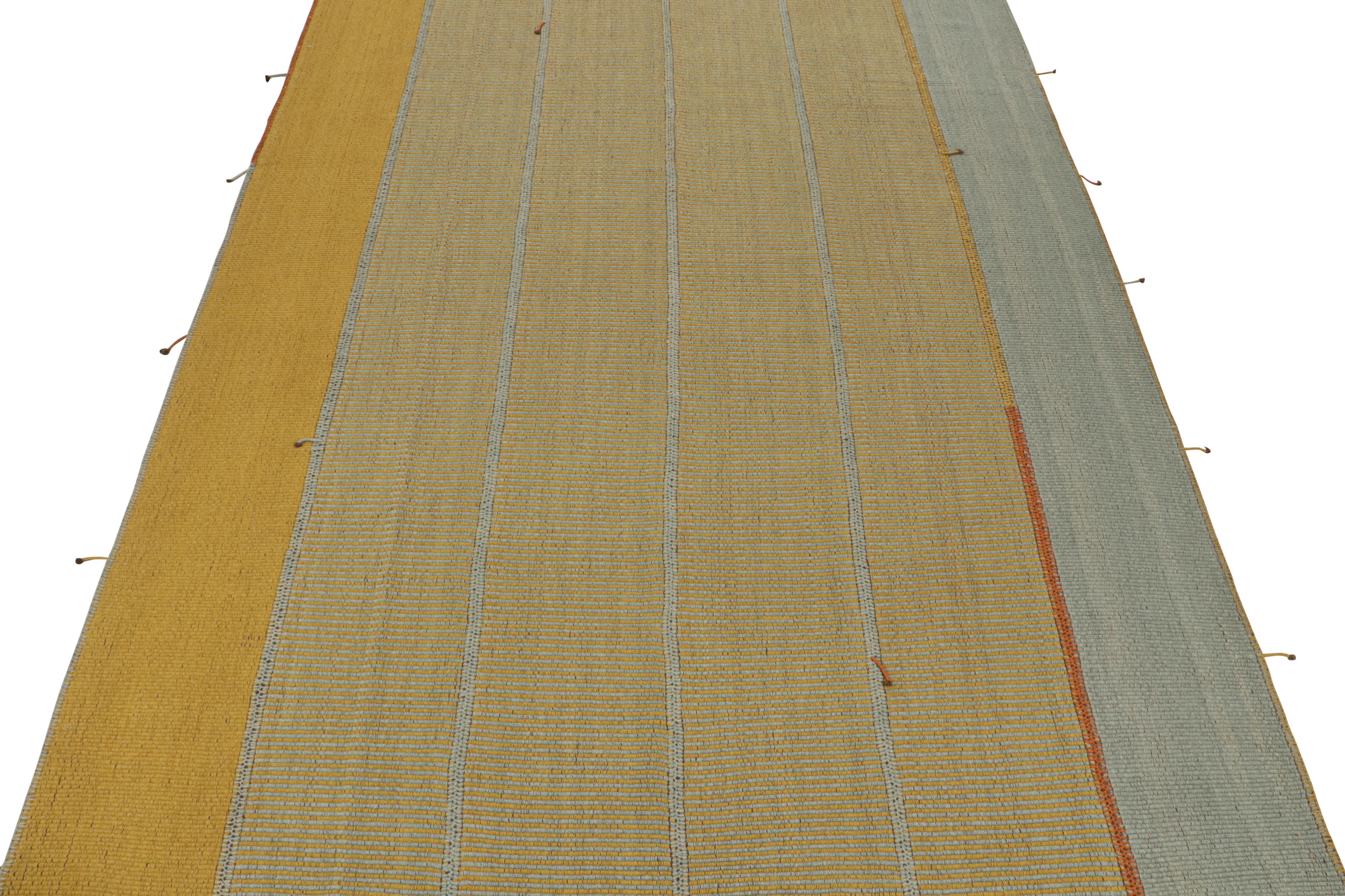 Tessuto a mano Rug & Kilim: Kilim contemporaneo in oro con strisce blu e accenti marroni in vendita