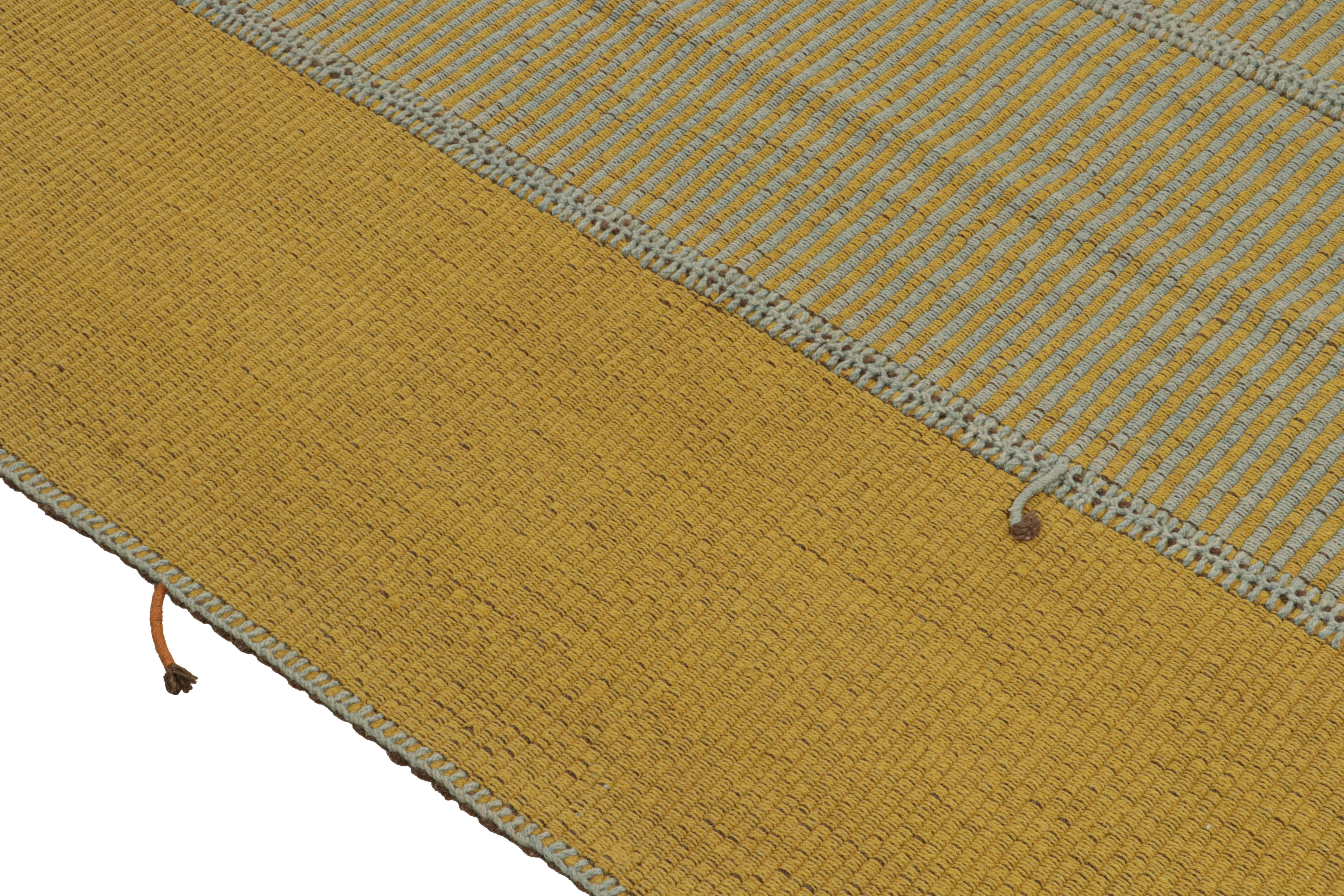 Rug & Kilim: Kilim contemporaneo in oro con strisce blu e accenti marroni In condizioni Nuovo in vendita a Long Island City, NY