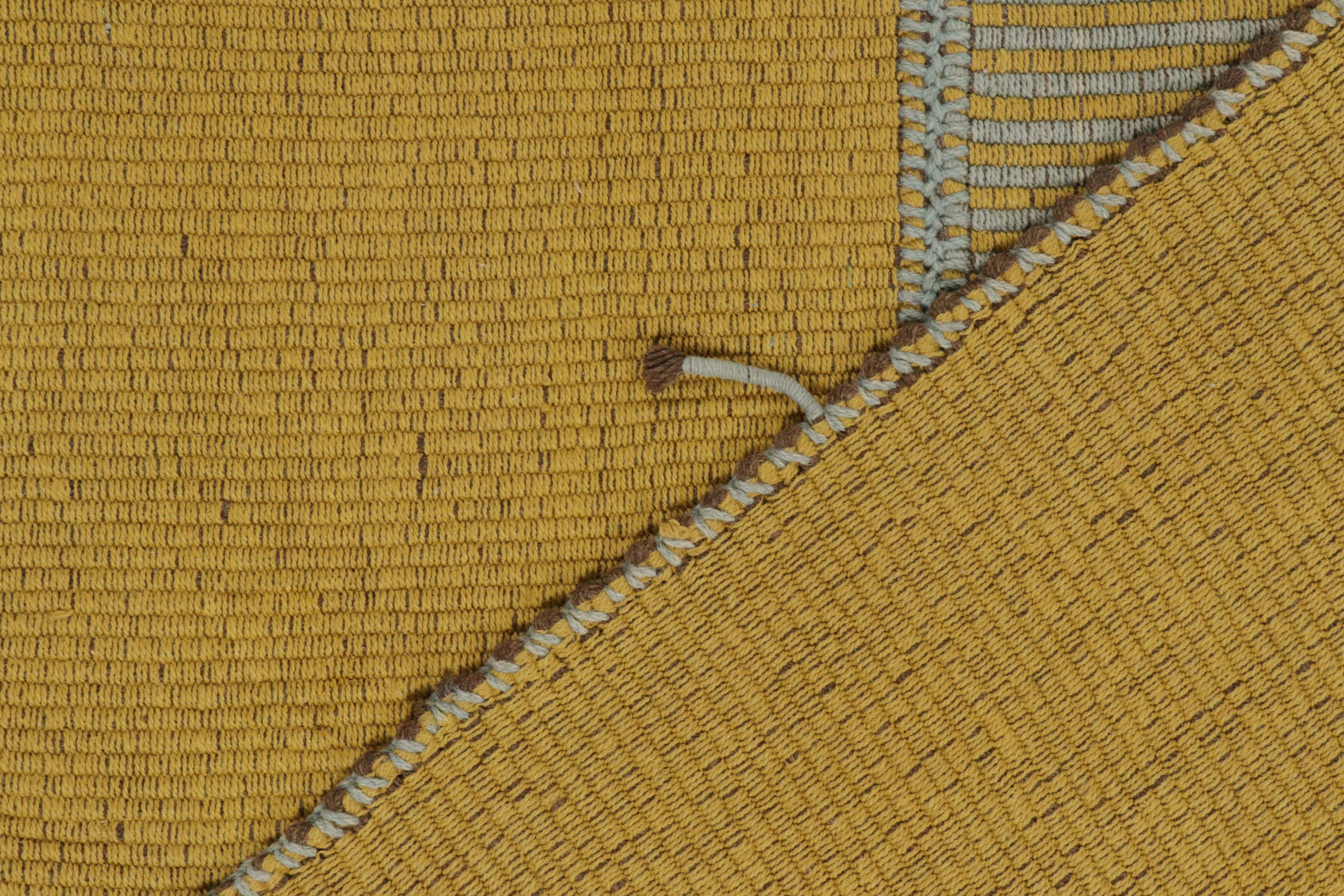 XXI secolo e contemporaneo Rug & Kilim: Kilim contemporaneo in oro con strisce blu e accenti marroni in vendita