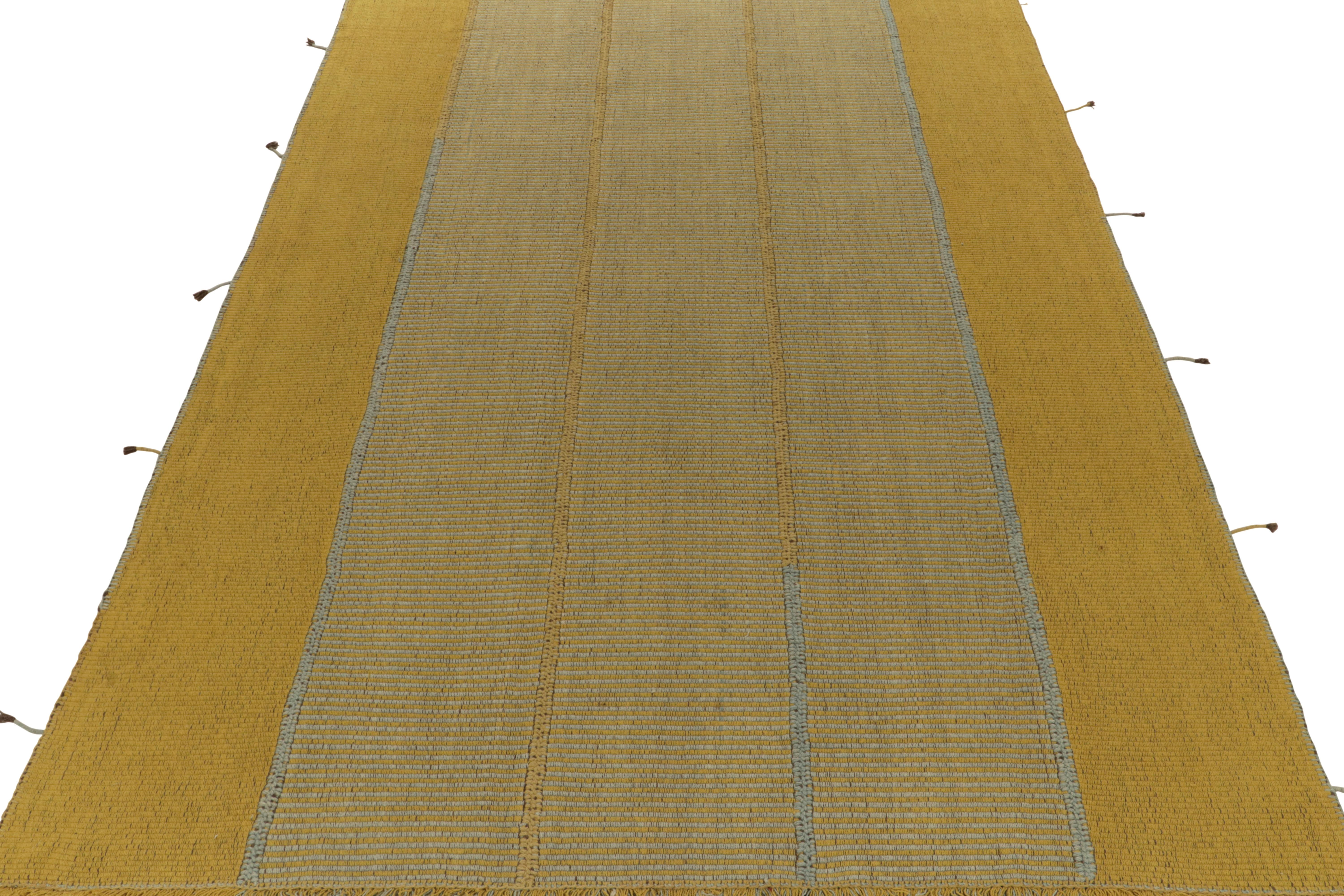 Afghano Rug & Kilim: Kilim contemporaneo in oro, giallo con strisce e accenti blu in vendita