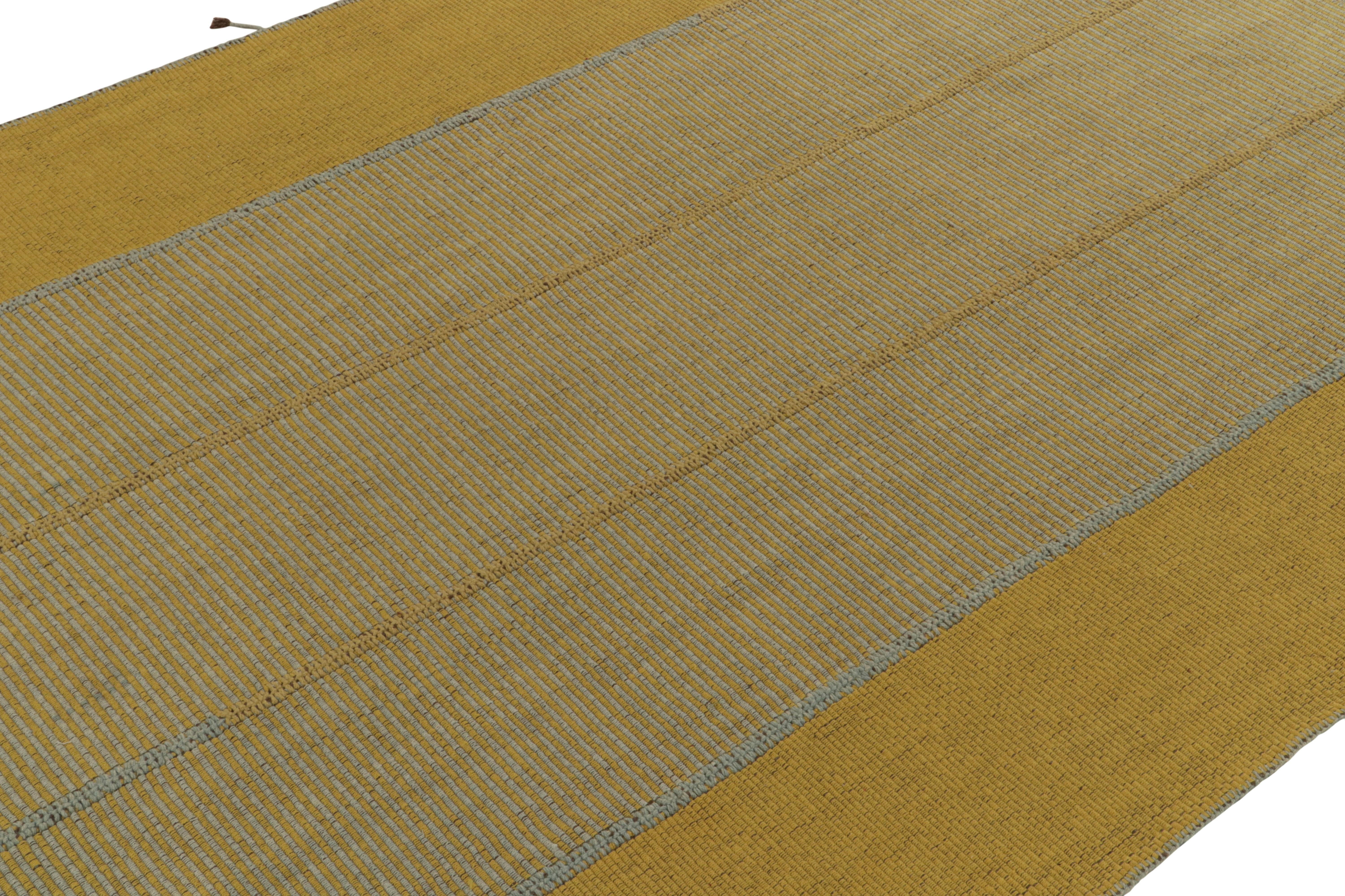Annodato a mano Rug & Kilim: Kilim contemporaneo in oro, giallo con strisce e accenti blu in vendita