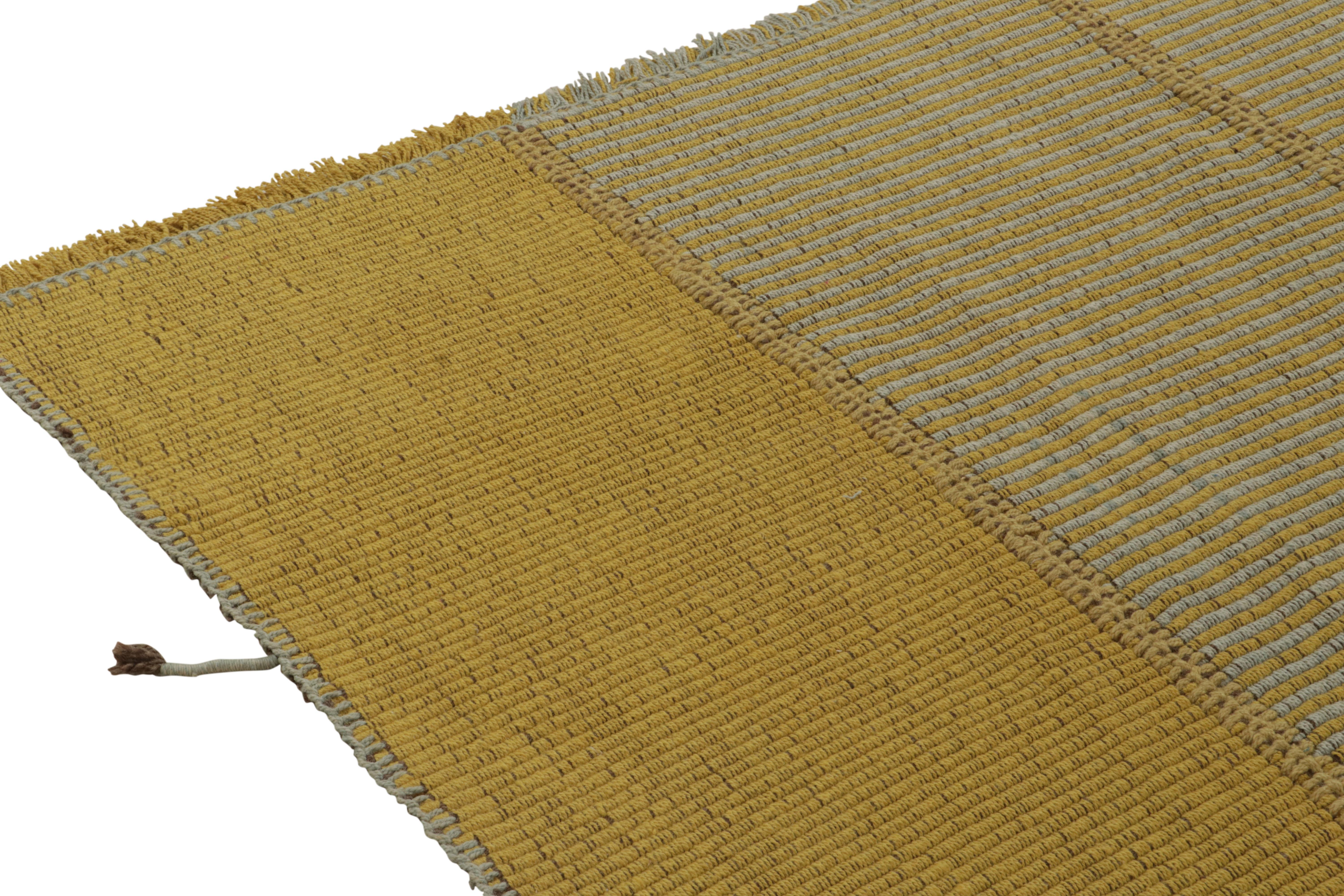 Rug & Kilim: Kilim contemporaneo in oro, giallo con strisce e accenti blu In condizioni Nuovo in vendita a Long Island City, NY