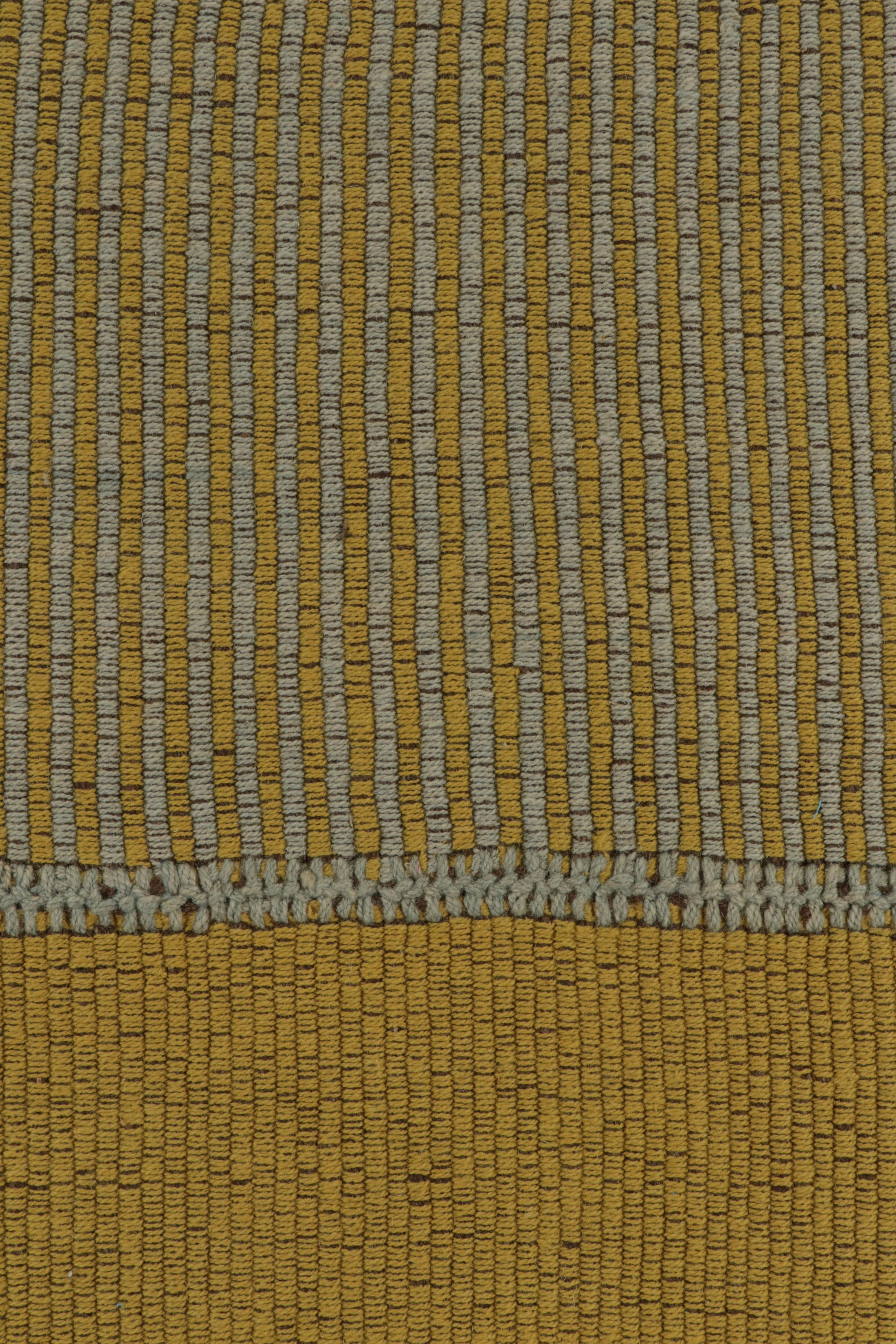 XXI secolo e contemporaneo Rug & Kilim: Kilim contemporaneo in oro, giallo con strisce e accenti blu in vendita