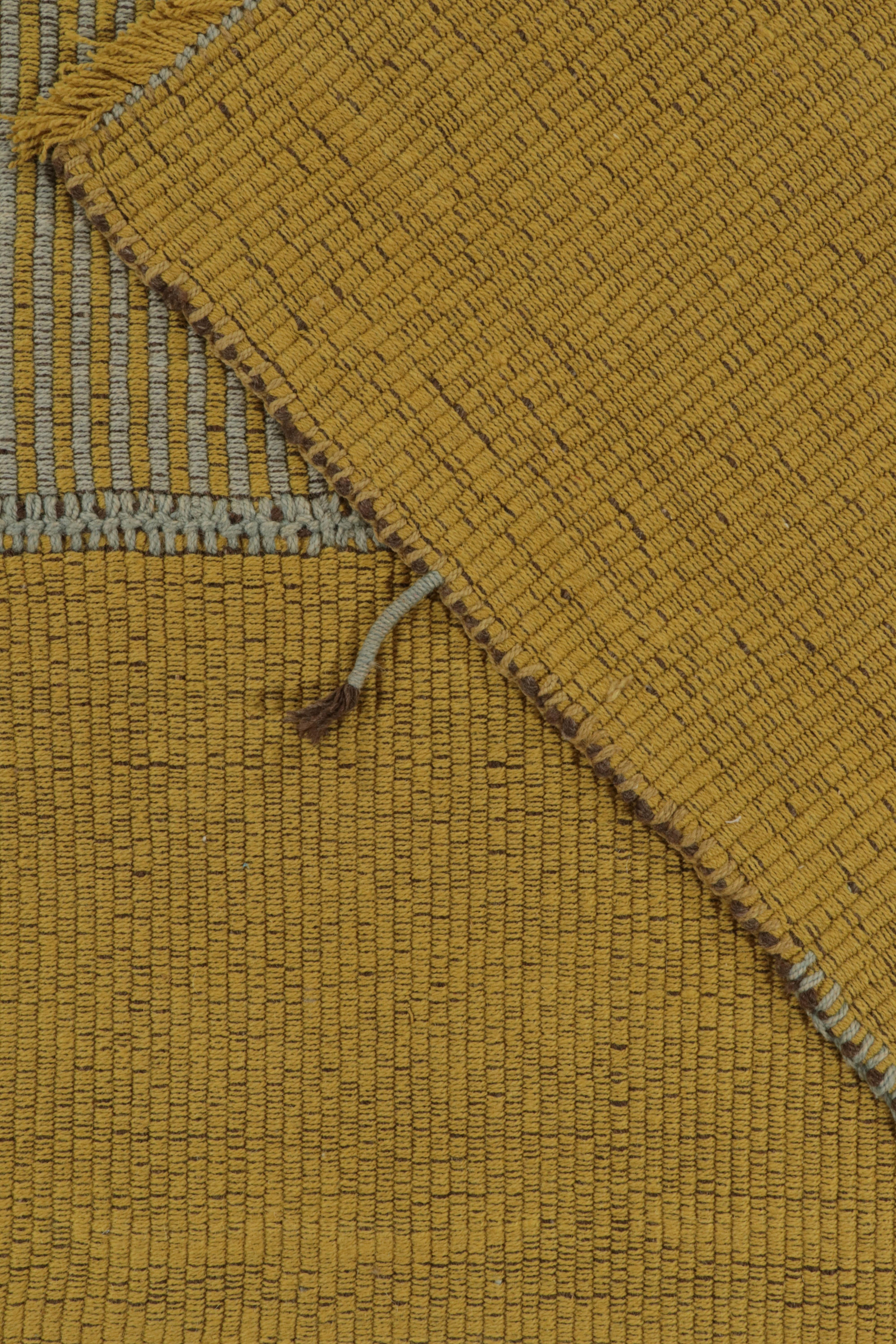 Lana Rug & Kilim: Kilim contemporaneo in oro, giallo con strisce e accenti blu in vendita