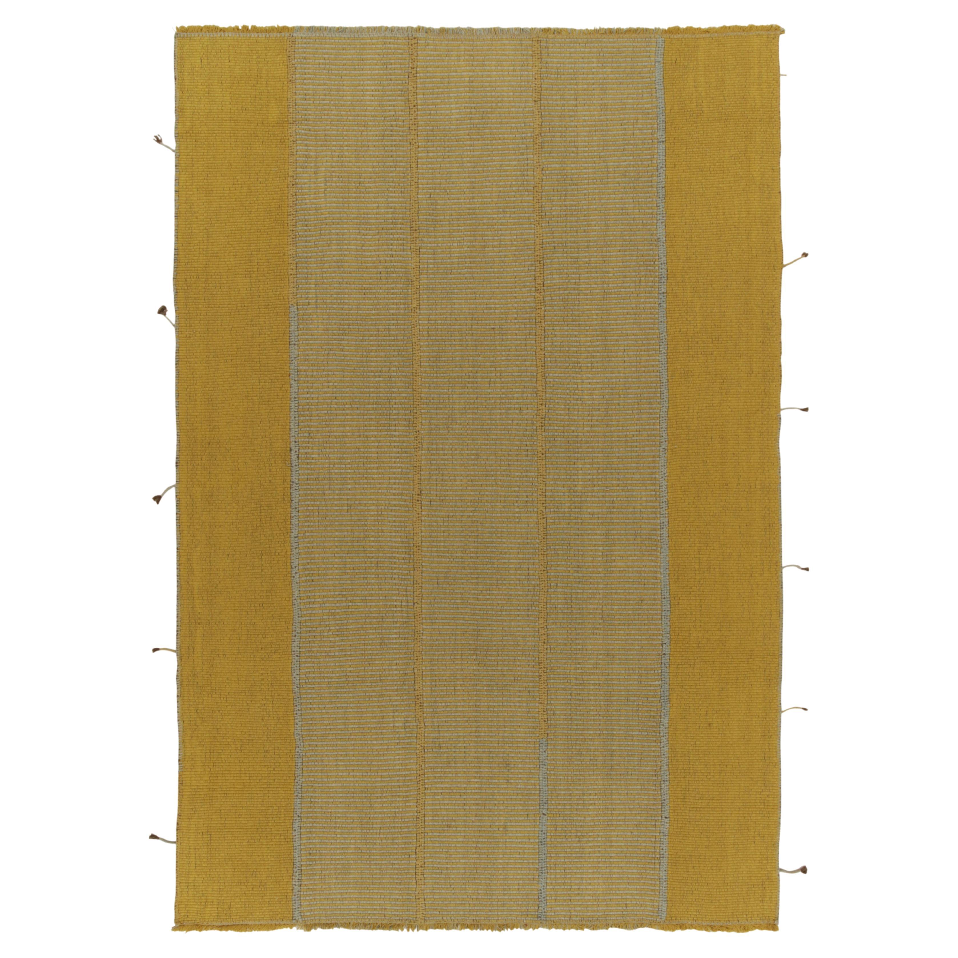 Rug & Kilim: Kilim contemporaneo in oro, giallo con strisce e accenti blu in vendita