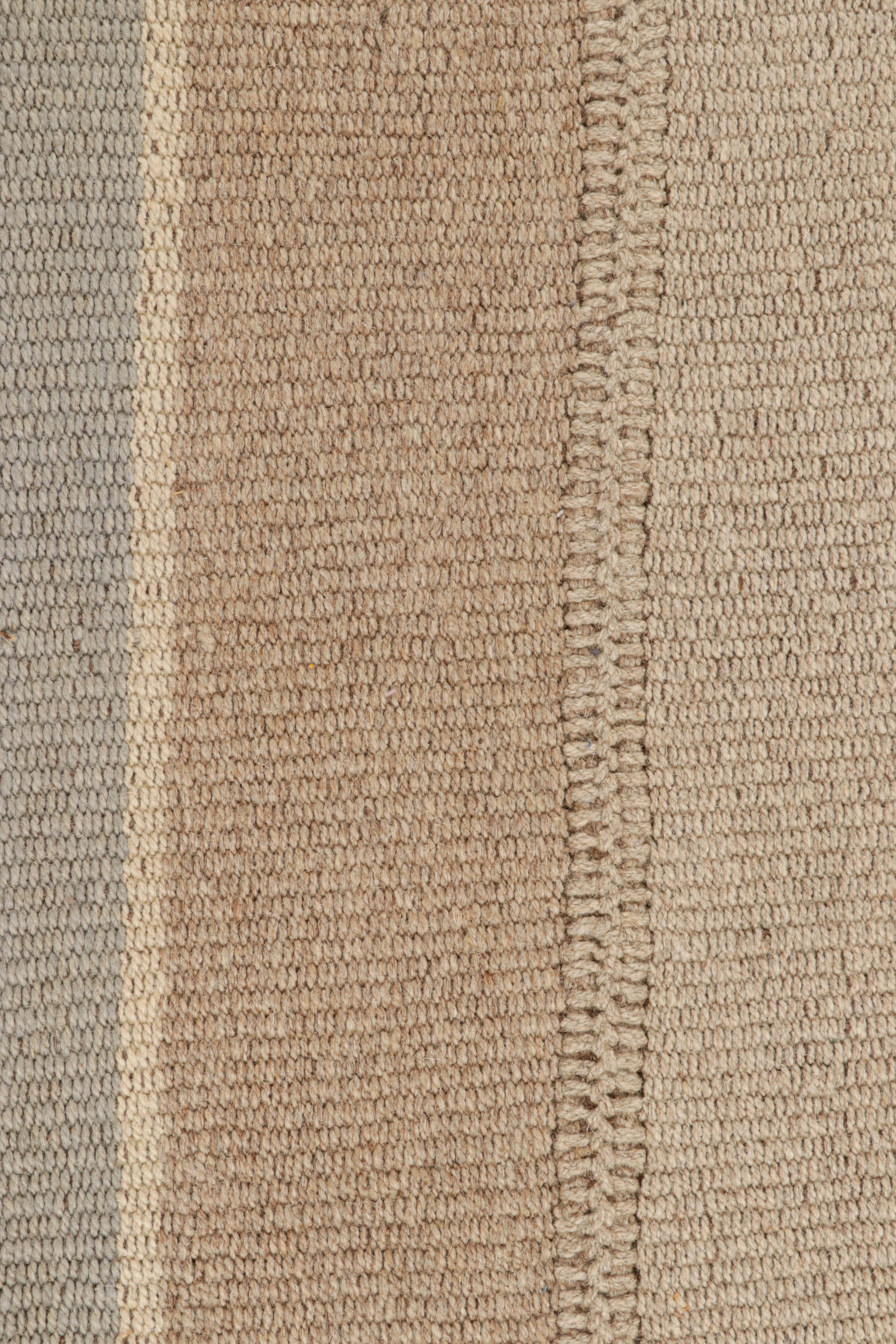 Rug & Kilim's Contemporary Kilim in Grau und Beige-Braun mit Strukturstreifen (Moderne) im Angebot