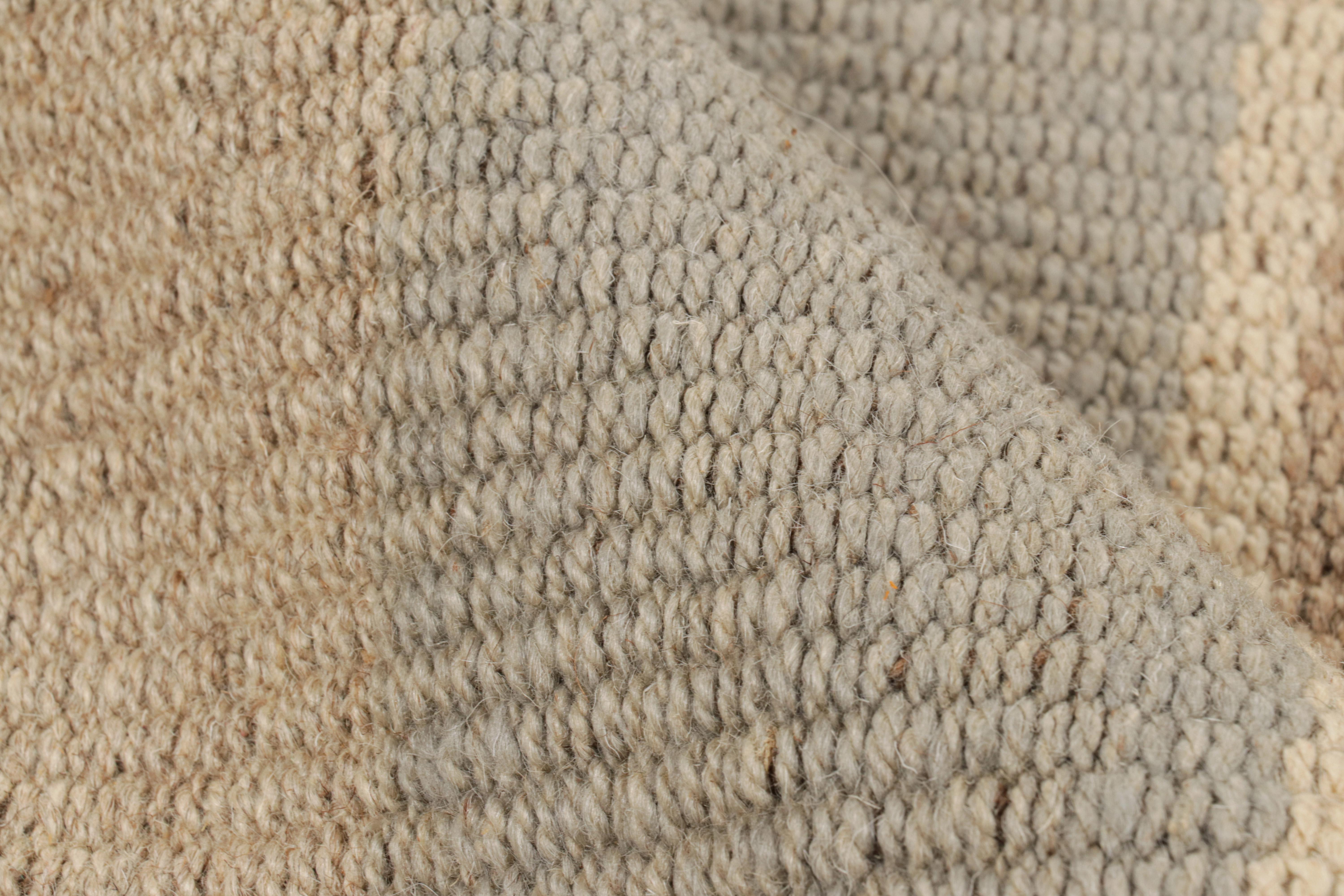 Rug & Kilim's Contemporary Kilim in Grau und Beige-Braun mit Strukturstreifen (21. Jahrhundert und zeitgenössisch) im Angebot